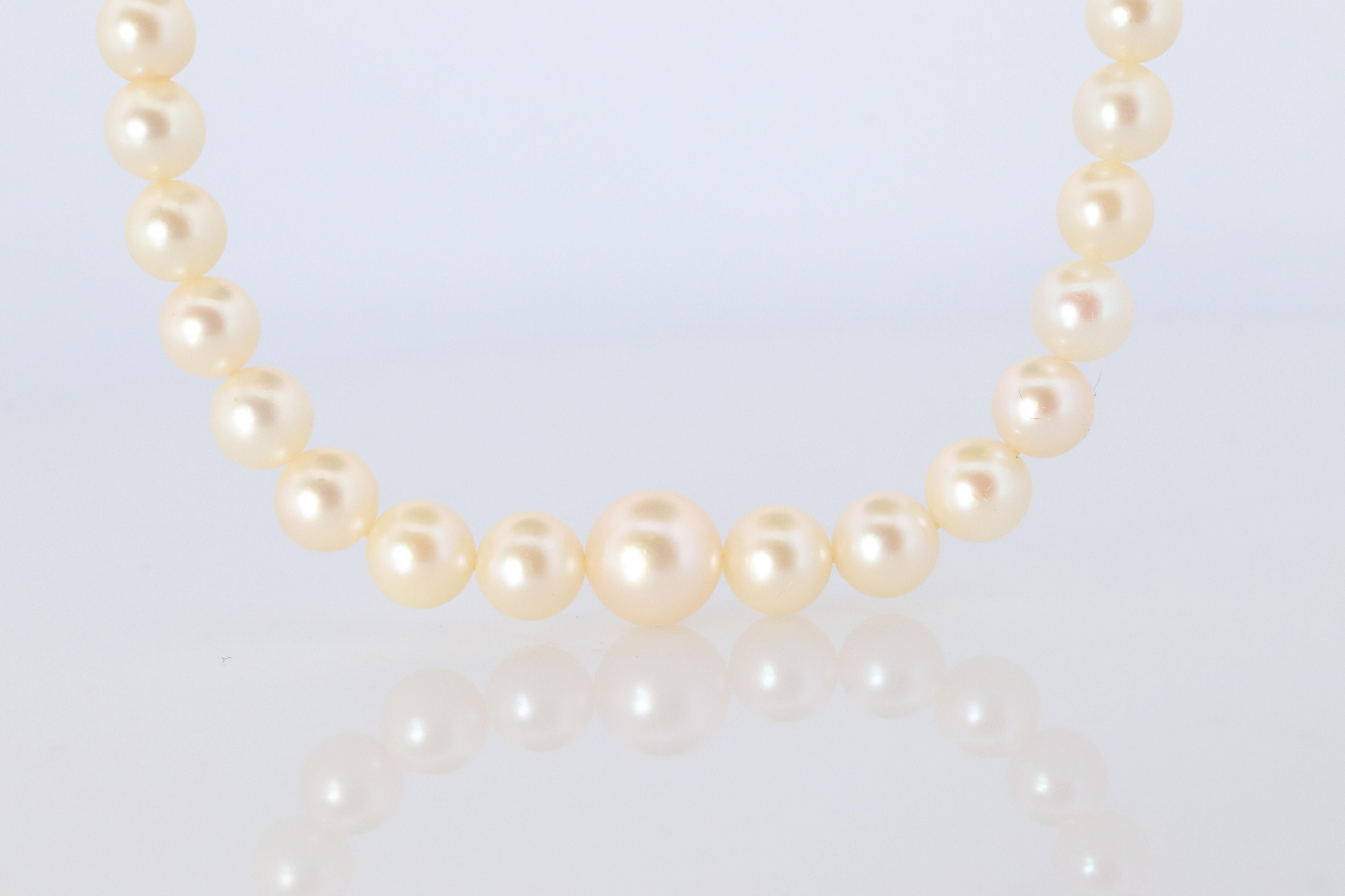 MIKIMOTO 10k Gold Pearl Necklace. Graduated  Pearl Strand 18in Necklace Mikimoto For Sale 1