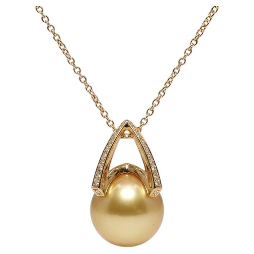 Collana Mikimoto in oro giallo 18 carati con perla dorata dei Mari del Sud da 13 mm e diamanti in vendita