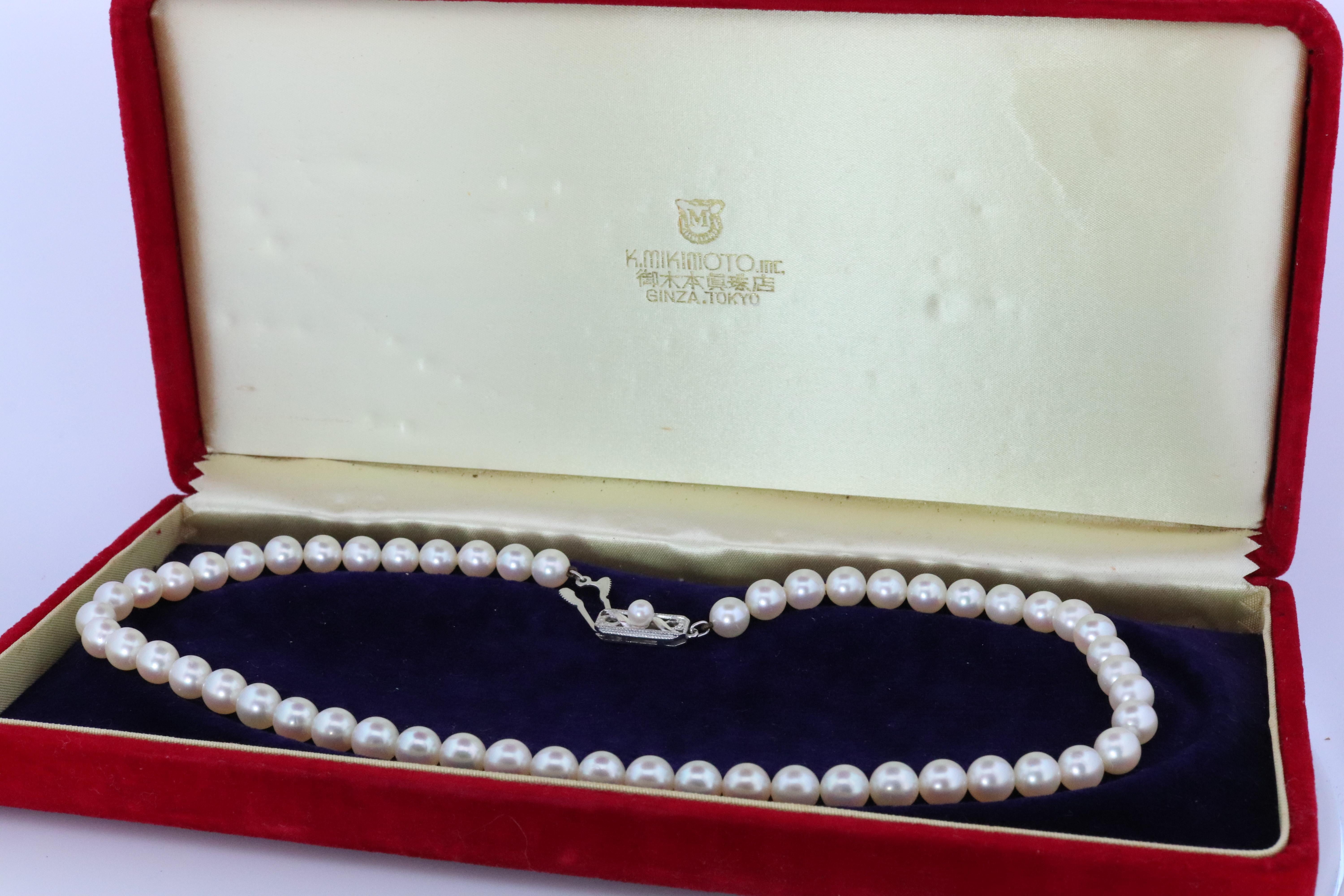Ich habe das Privileg, dieses schöne Stück zu verkaufen. Zeigt keine Abnutzung.
MIKIMOTO Authentischer Strang. Wird in der originalen roten Mikimoto-Tasche geliefert.

Einzelheiten

Einzelner Strang 16 Zoll

Salzwasser-Zuchtperlen Akoya hohe