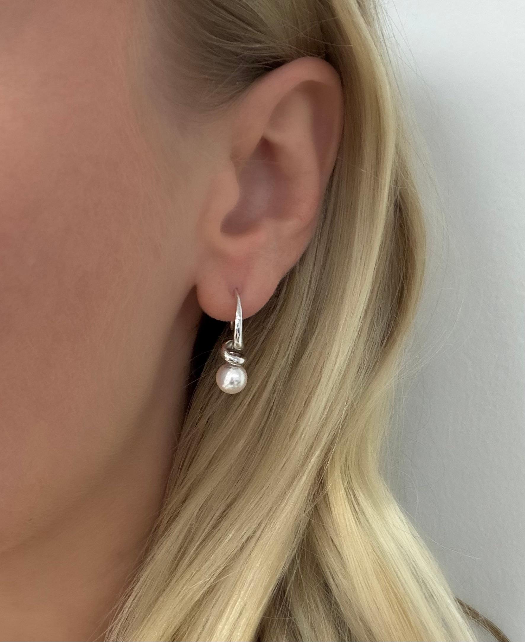 Questi classici orecchini di Mikimoto presentano un caratteristico design attorcigliato. Ogni orecchino è incastonato con una luminosa goccia di perla coltivata da 7,00 mm. Una miscela senza tempo di perle classiche e dell'iconica maestria di