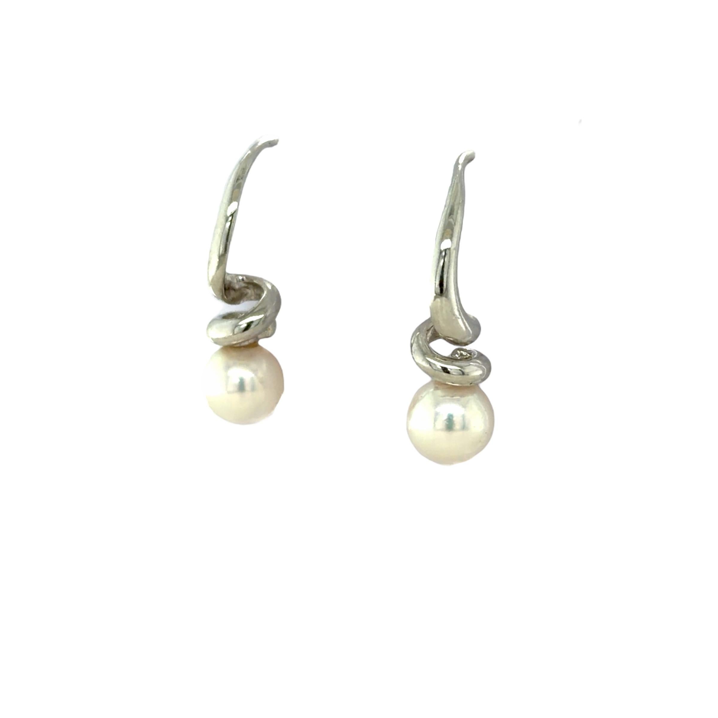 Perlina Mikimoto, Orecchini in oro bianco 18 carati e perle coltivate in vendita