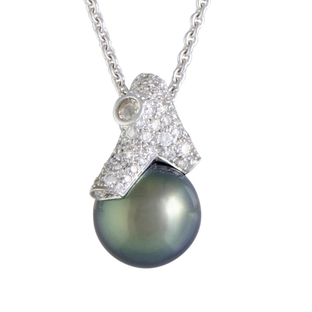 This remarkable 18K white gold necklace by Mikimoto is exceptionally sublime! Its beautiful pendant is adorned with 0.97ct of sparkling diamonds and a magnificent black pearl of 12-13 mm that perfectly epitomizes elegance and class.