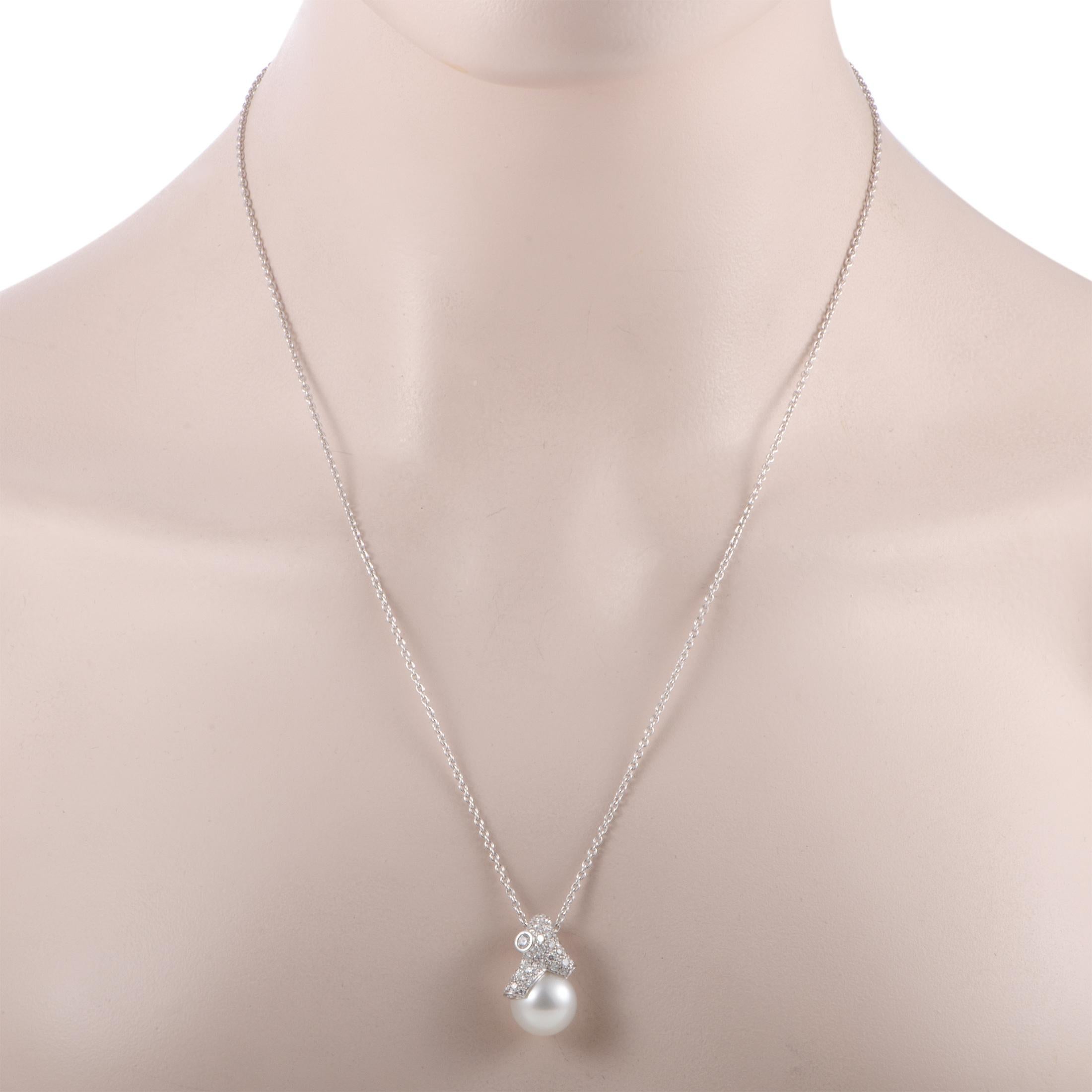 Embrace an incredibly compelling look of absolute femininity with this sublime necklace that will accentuate your ensemble in an exceptionally charming manner. Featuring a beautifully designed chain onto which a dainty pendant is attached, this