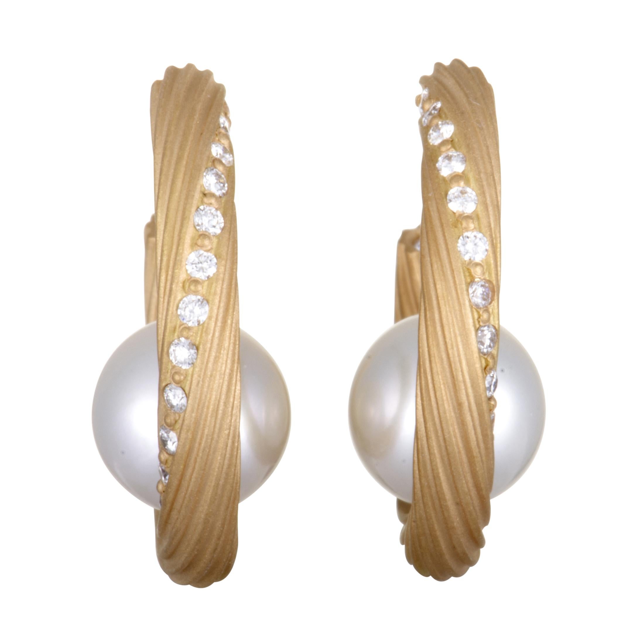 Add a gorgeously feminine touch to your style with these sublime earrings that feature a splendidly elegant design topped off with incredibly attractive décor. Presented by Mikimoto, the pair is exquisitely crafted from luxurious 18K yellow gold,