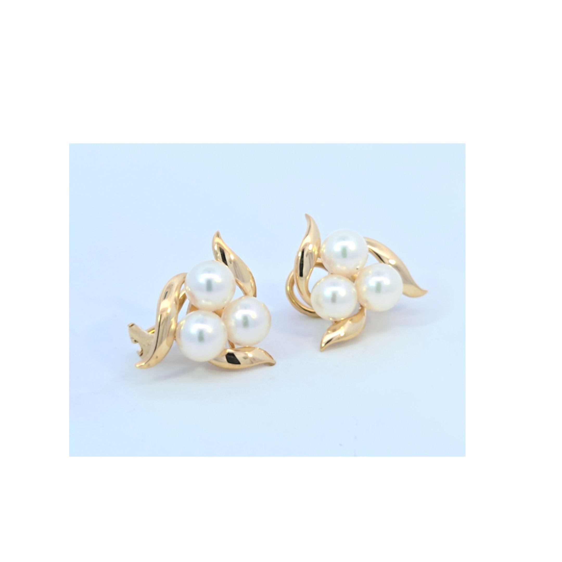 Pendientes de perlas Mikimoto de oro amarillo de 18 quilates Corte redondo en venta