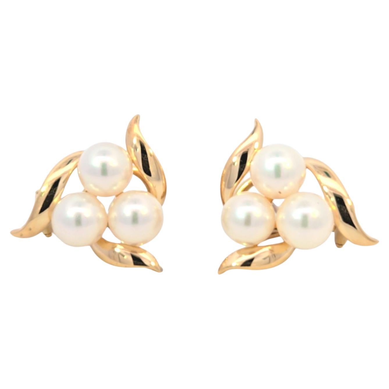Pendientes de perlas Mikimoto de oro amarillo de 18 quilates en venta