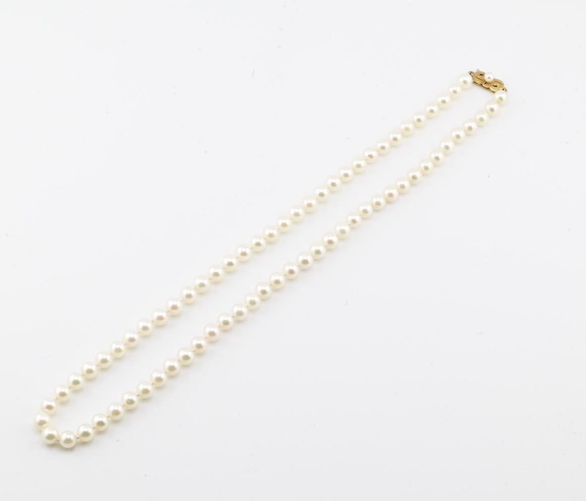 Este elegante collar de perlas Akoya Mikimoto encarna la sofisticación atemporal y la calidad excepcional sinónimo del nombre Mikimoto. El collar contiene perlas Akoya japonesas bellamente combinadas de entre 5,0 y 5,5 mm de diámetro, cada una de