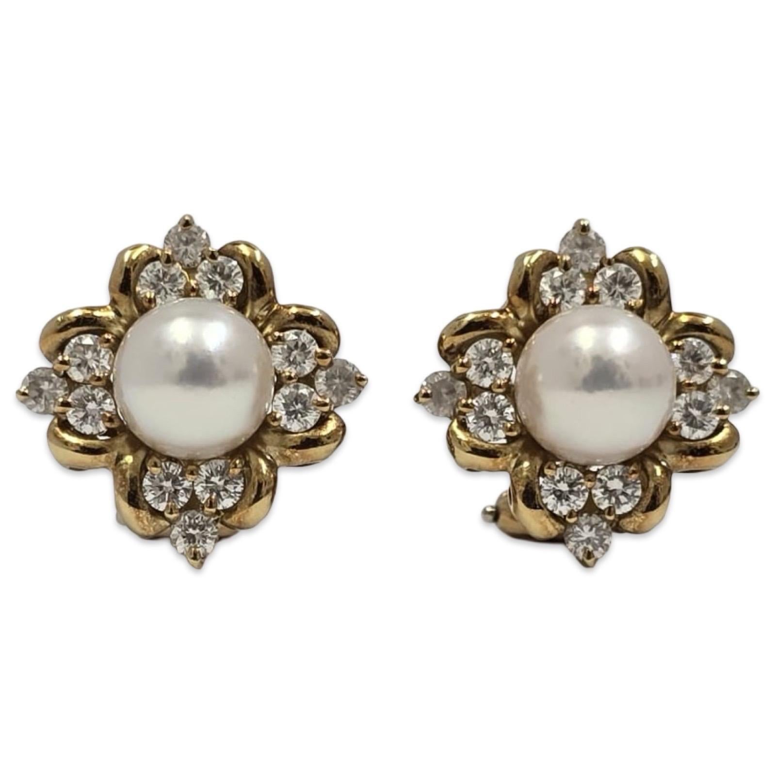 Eleganti orecchini a grappolo di perle e diamanti in oro 18 carati di Mikimoto, con due eccezionali perle coltivate da 8,7 mm, circondate da un'aureola di diamanti taglio brillante per un totale di circa 2,40 carati.

Gli orecchini misurano circa 16