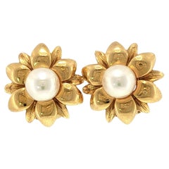 Orecchini Mikimoto con perle in oro giallo 18 carati, con motivo floreale
