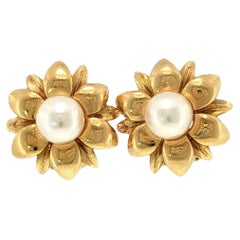 Pendientes de perlas Mikimoto de 18 quilates con motivo floral, de oro amarillo