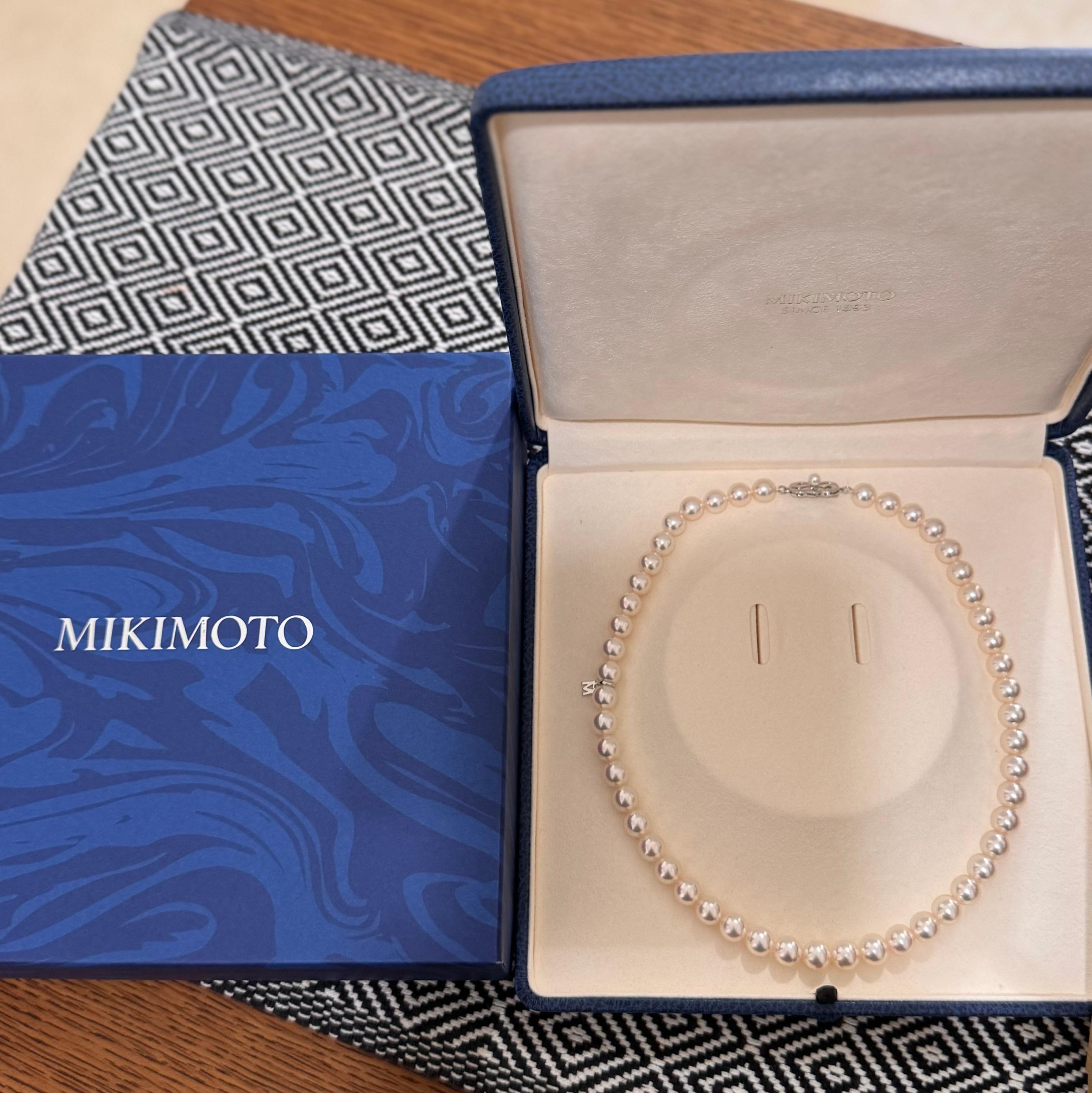 Artículo: Auténtico COLLAR DE PERLAS MIKIMOTO DE ORO BLANCO DE 18 K 8,0 - 8,5 MM AKOYA CON ENCANTO M
Piedra: Perla Akoya 
Metal: Oro blanco de 18 quilates
Longitud: 43 cm (16,9 pulgadas)
Tamaño de la perla: 8,0 - 8,5 MM
Peso: 42 gramos
Estado: Usado