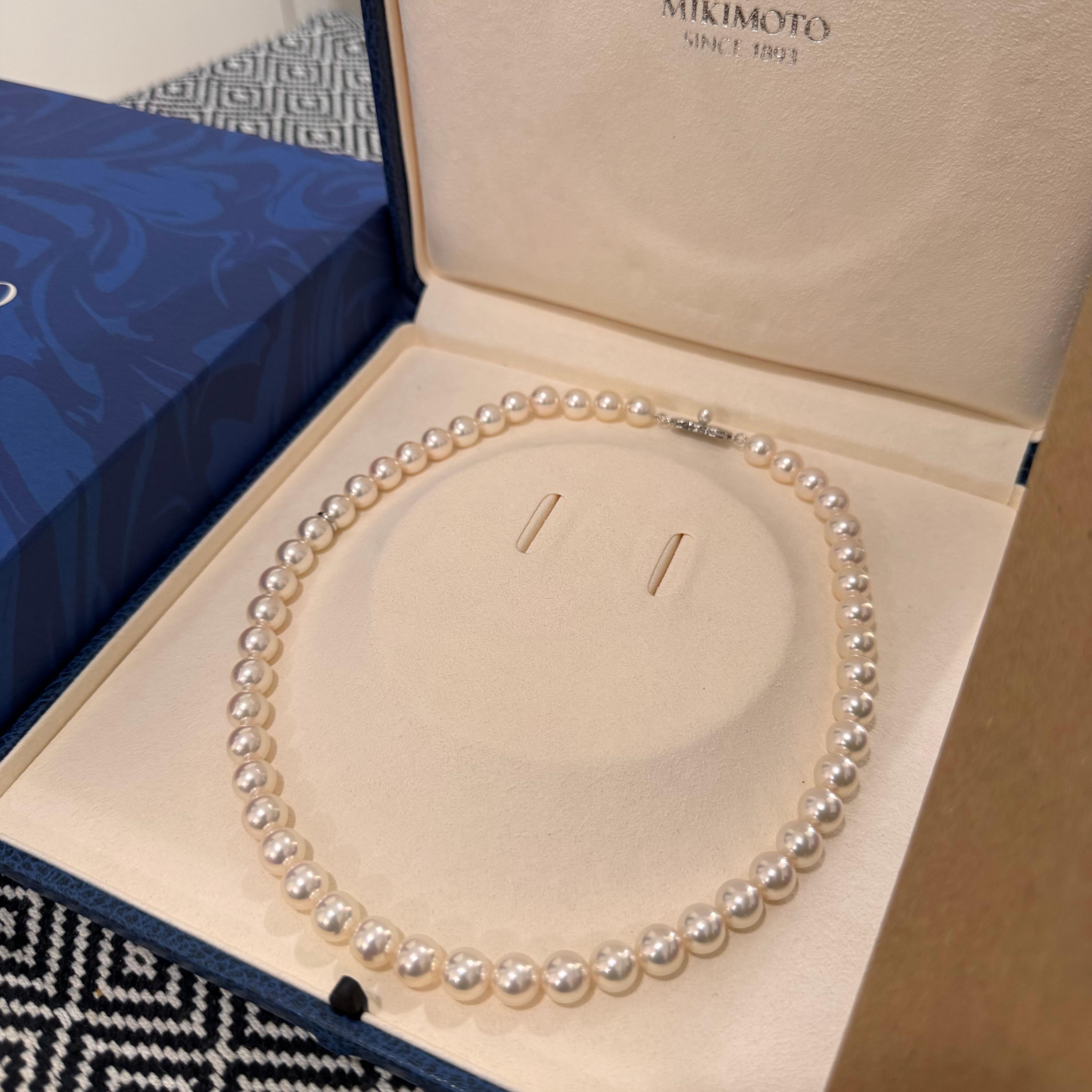 Mikimoto Collar de oro blanco de 18 quilates de 8,0 - 8,5 mm de perlas Akoya con dije M Sin cortar en venta