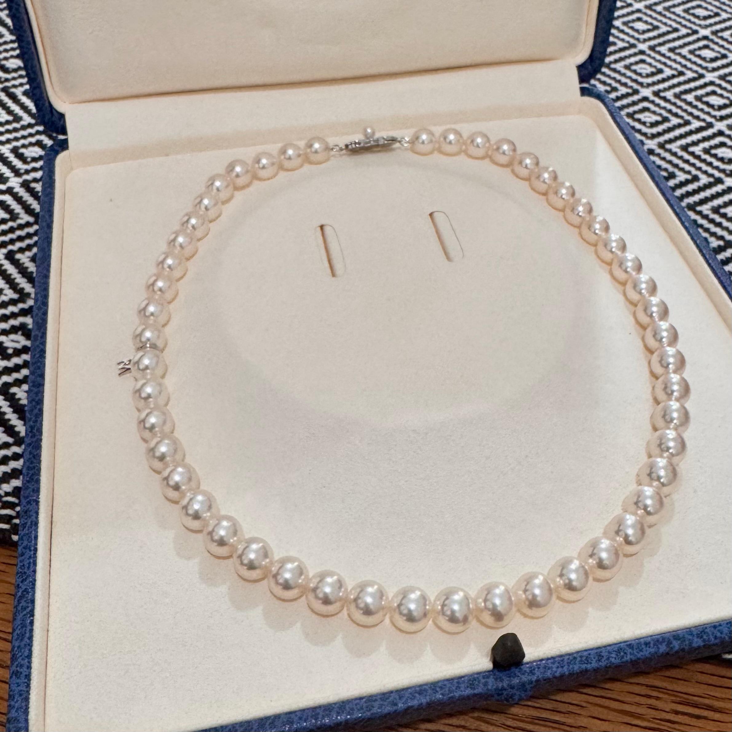 Mikimoto Collar de oro blanco de 18 quilates de 8,0 - 8,5 mm de perlas Akoya con dije M en Bueno estado para la venta en Kobe, Hyogo