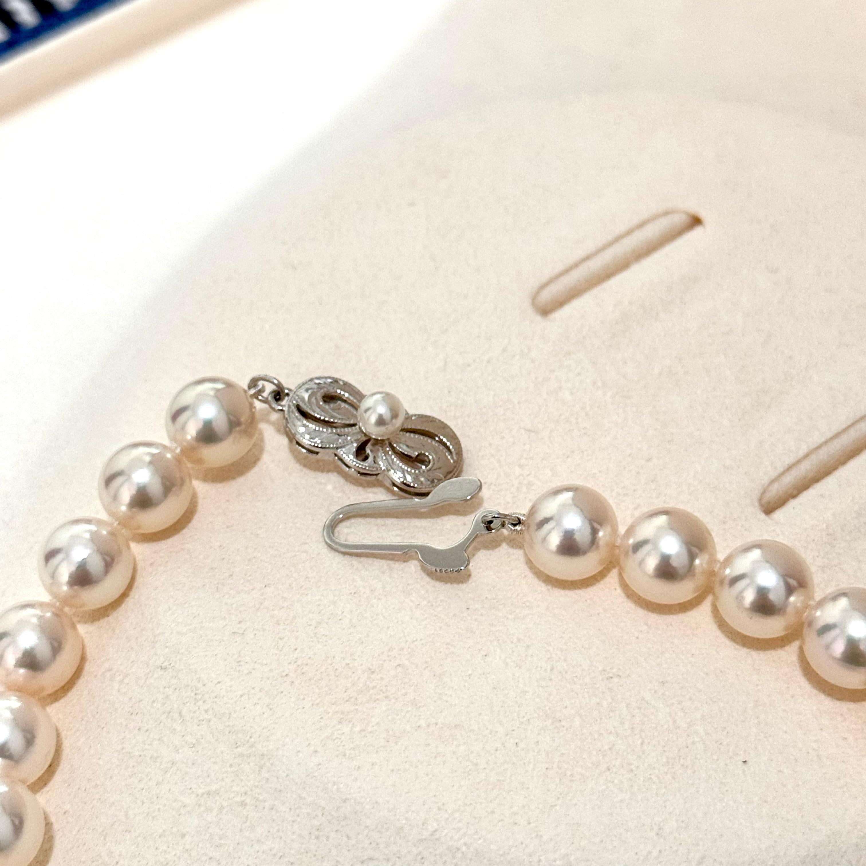 De las mujeres Mikimoto Collar de oro blanco de 18 quilates de 8,0 - 8,5 mm de perlas Akoya con dije M en venta