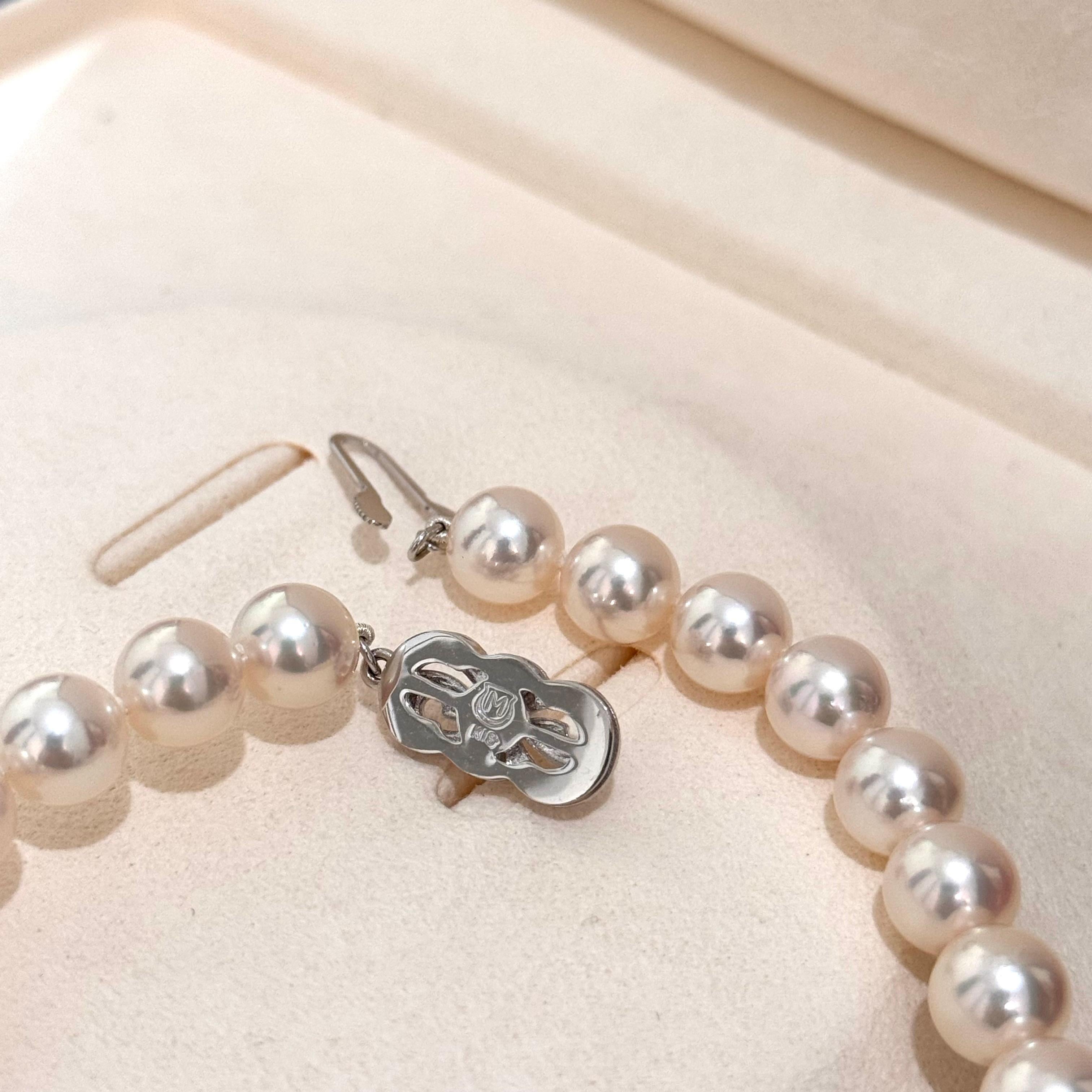 Mikimoto Collar de oro blanco de 18 quilates de 8,0 - 8,5 mm de perlas Akoya con dije M en venta 1