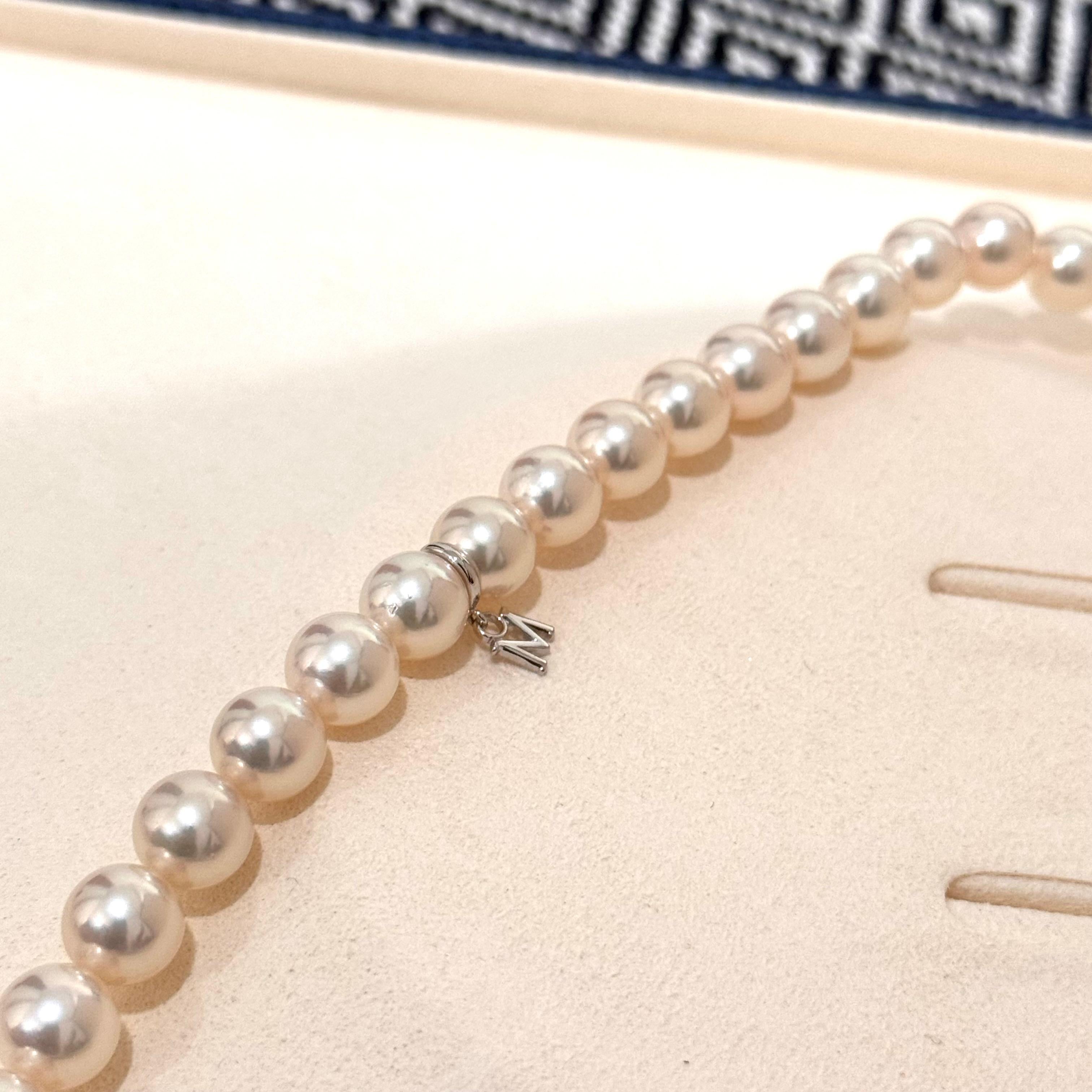 Mikimoto Collar de oro blanco de 18 quilates de 8,0 - 8,5 mm de perlas Akoya con dije M en venta 2