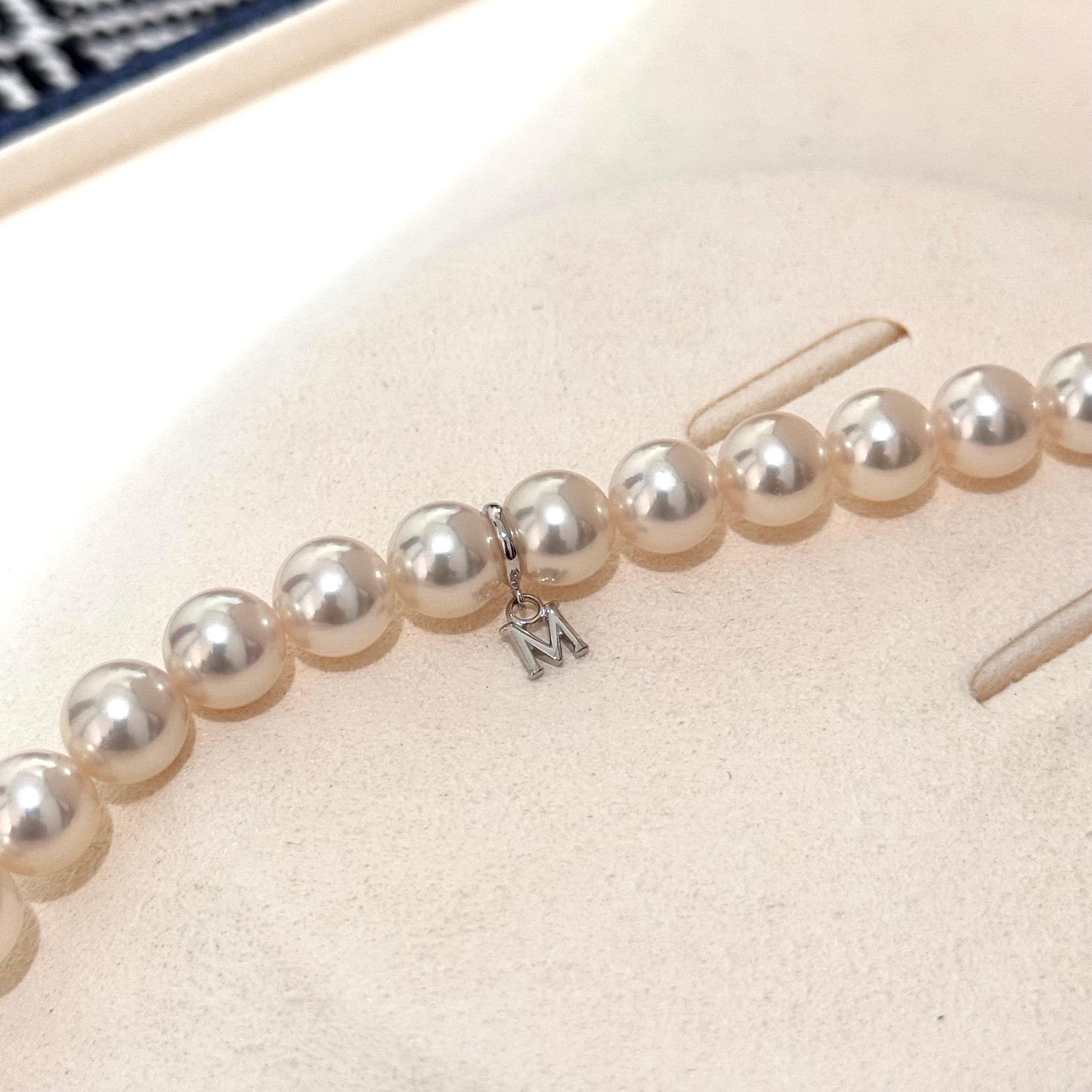 Mikimoto Collar de oro blanco de 18 quilates de 8,0 - 8,5 mm de perlas Akoya con dije M en venta 3