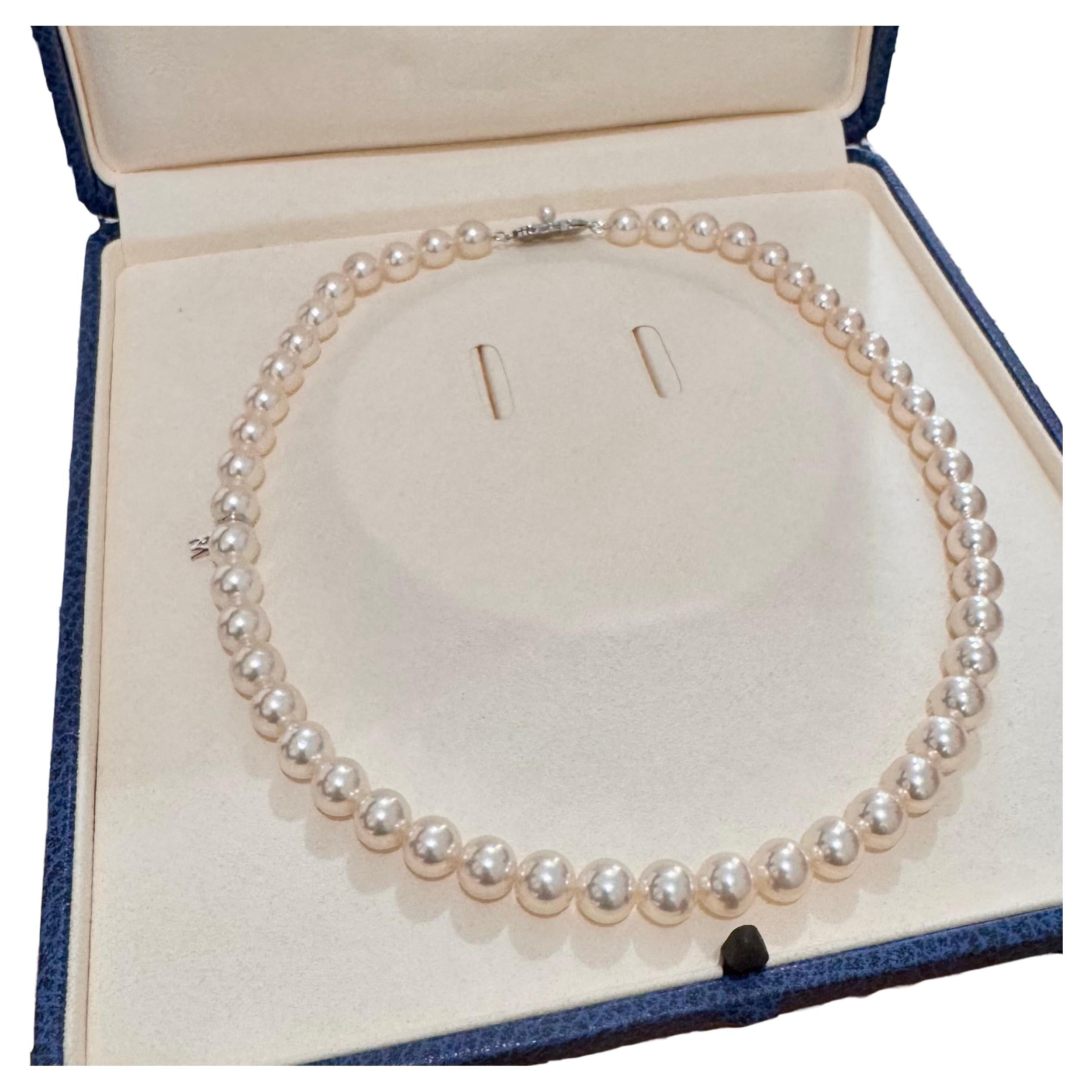 Mikimoto 18K Weißgold 8.0 - 8.5mm Akoya Perlen Strang Halskette mit M Charme
