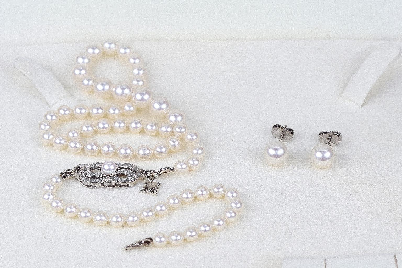 Conjunto de collar y pendientes de perlas Akoya A+ de oro blanco de 18 quilates Mikimoto

Este elegante conjunto de joyas Mikimoto muestra la reconocida artesanía y el diseño atemporal de la marca. Con lustrosas perlas Akoya de calidad A+, el