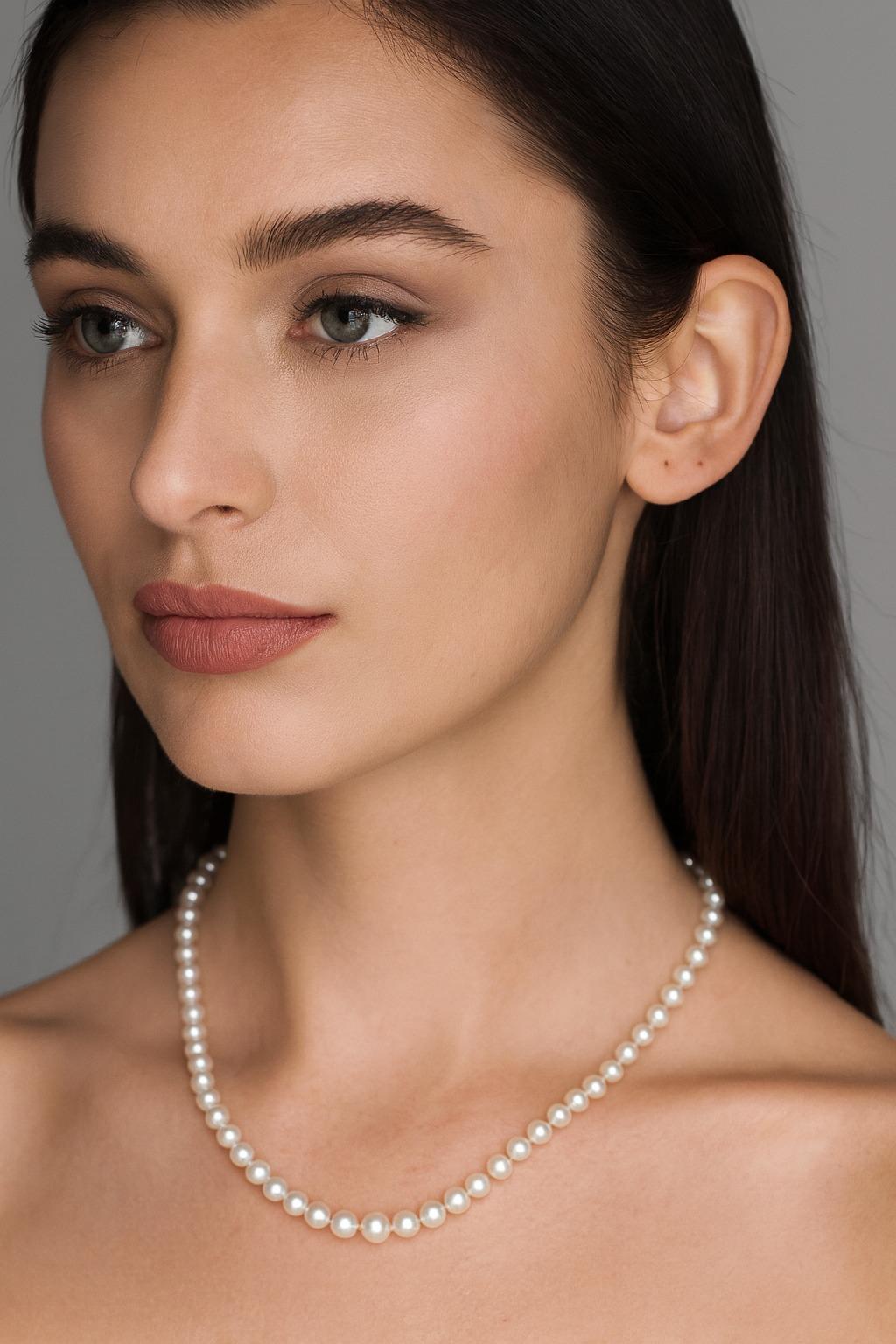 Conjunto de collar y pendientes de perlas Akoya A+ de oro blanco de 18 quilates Mikimoto Contemporáneo en venta