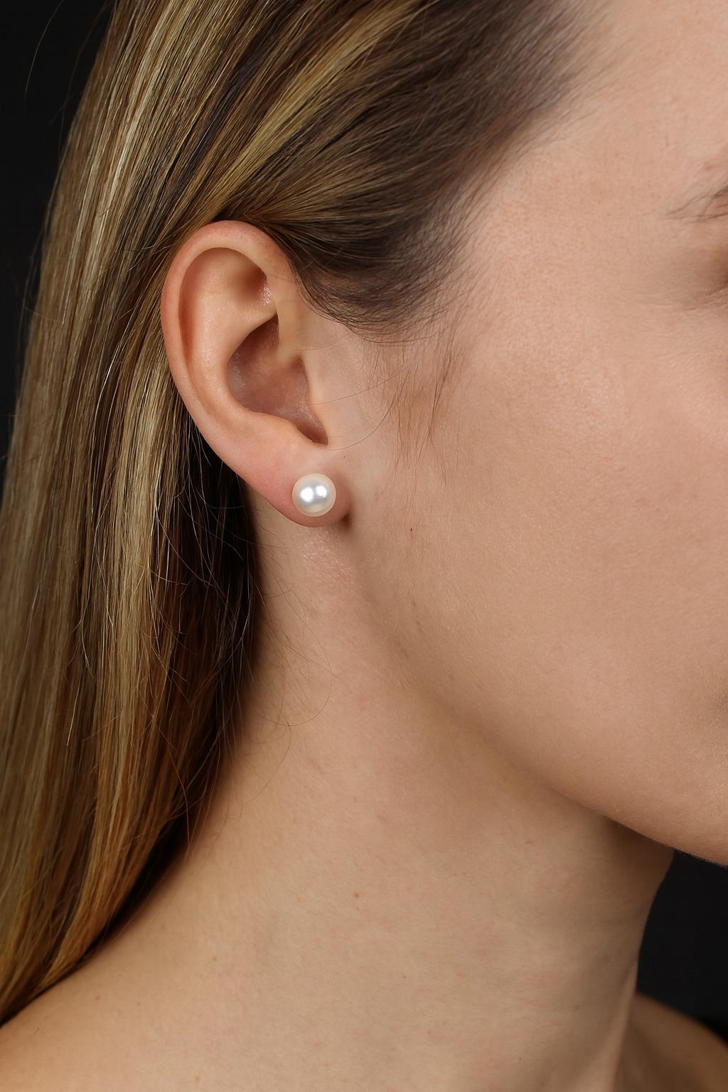 Conjunto de collar y pendientes de perlas Akoya A+ de oro blanco de 18 quilates Mikimoto en Excelente estado para la venta en Chicago, IL