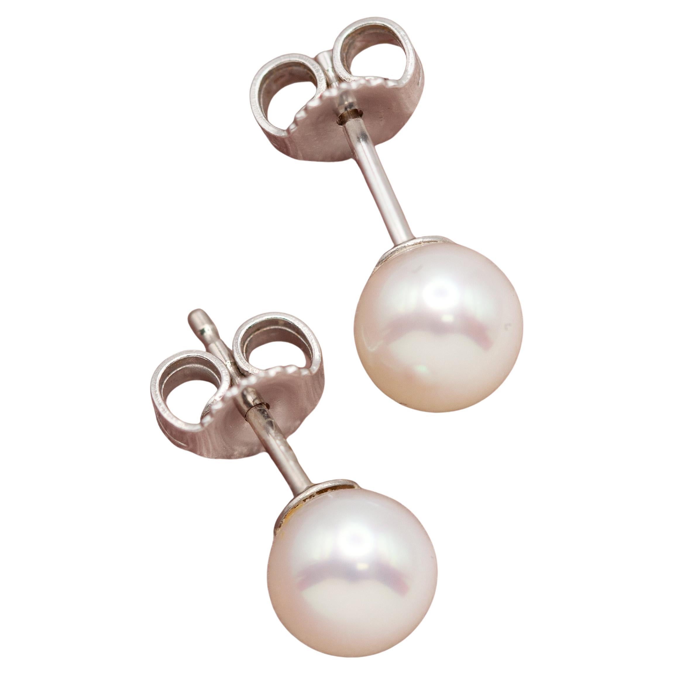 Orecchini con perle Akoya in oro bianco 18 carati di Mikimoto in vendita