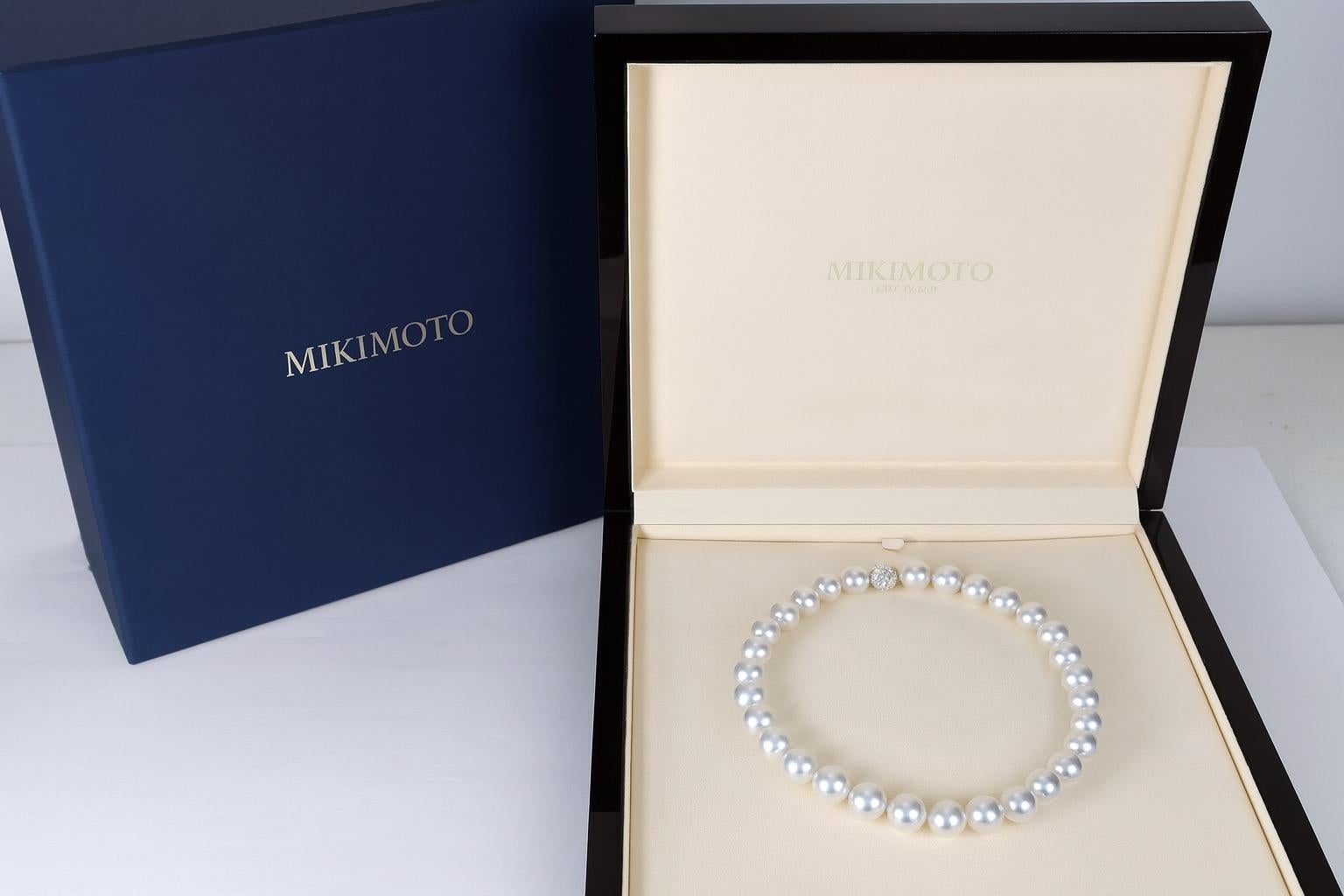 Mikimoto 18K Weißgold Abgestufte Südseeperlen Strang Diamant Halskette (Rundschliff) im Angebot