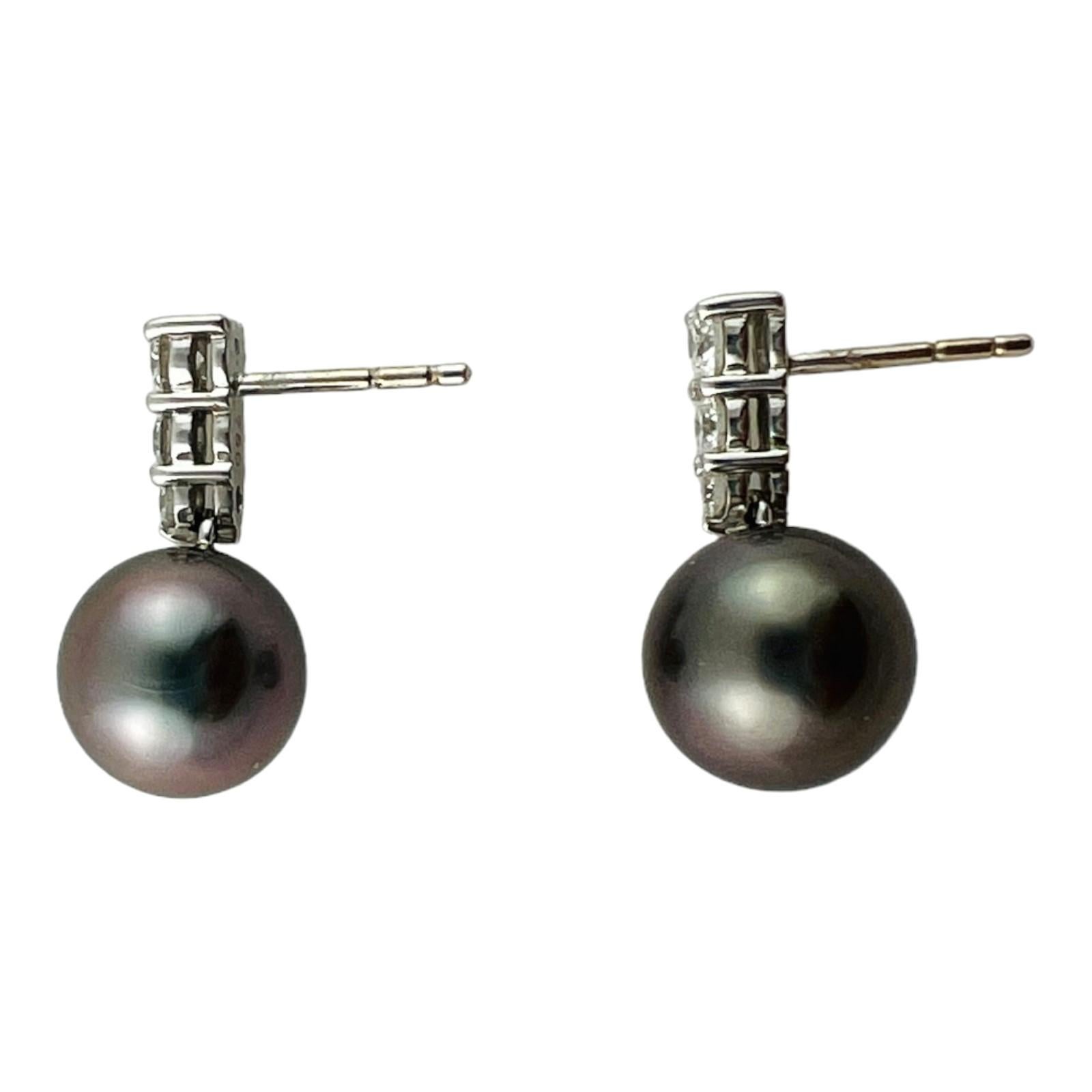 Taille ronde Mikimoto Boucles d'oreilles en goutte Morning Dew en or blanc 18 carats avec perles des mers du Sud noires et diamants