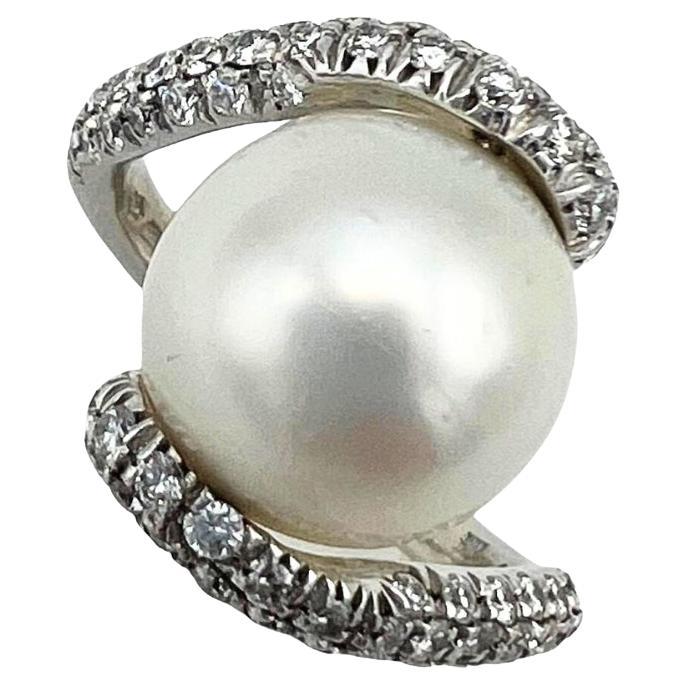 Mikimoto Pearl Gold Cocktail Ring, Diamond 18k White Gold In Excellent Condition For Sale In Beverly Hills, CA