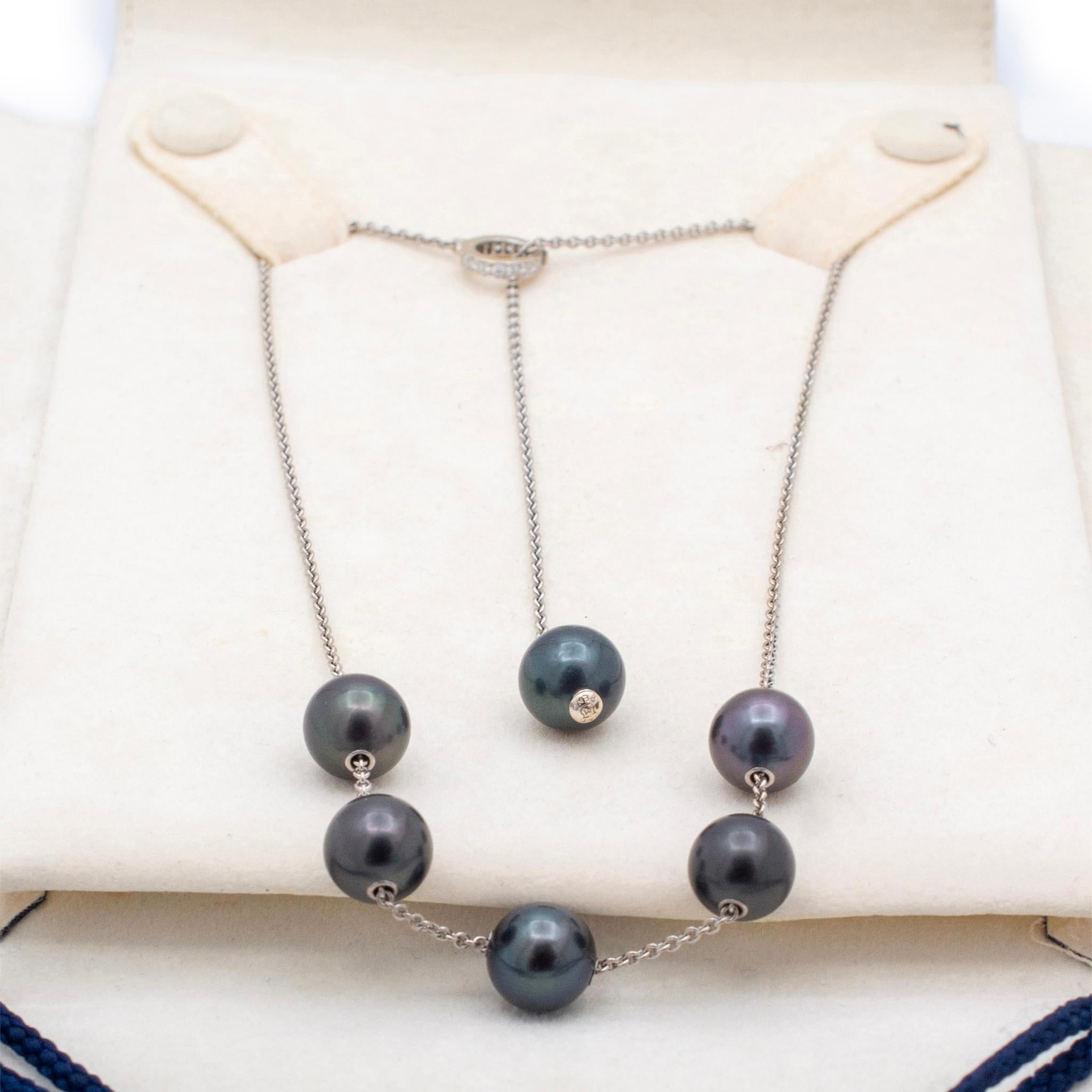 Mikimoto Collier en or blanc 18 carats avec perles noires des mers du Sud en mouvement et diamants Excellent état - En vente à Houston, TX
