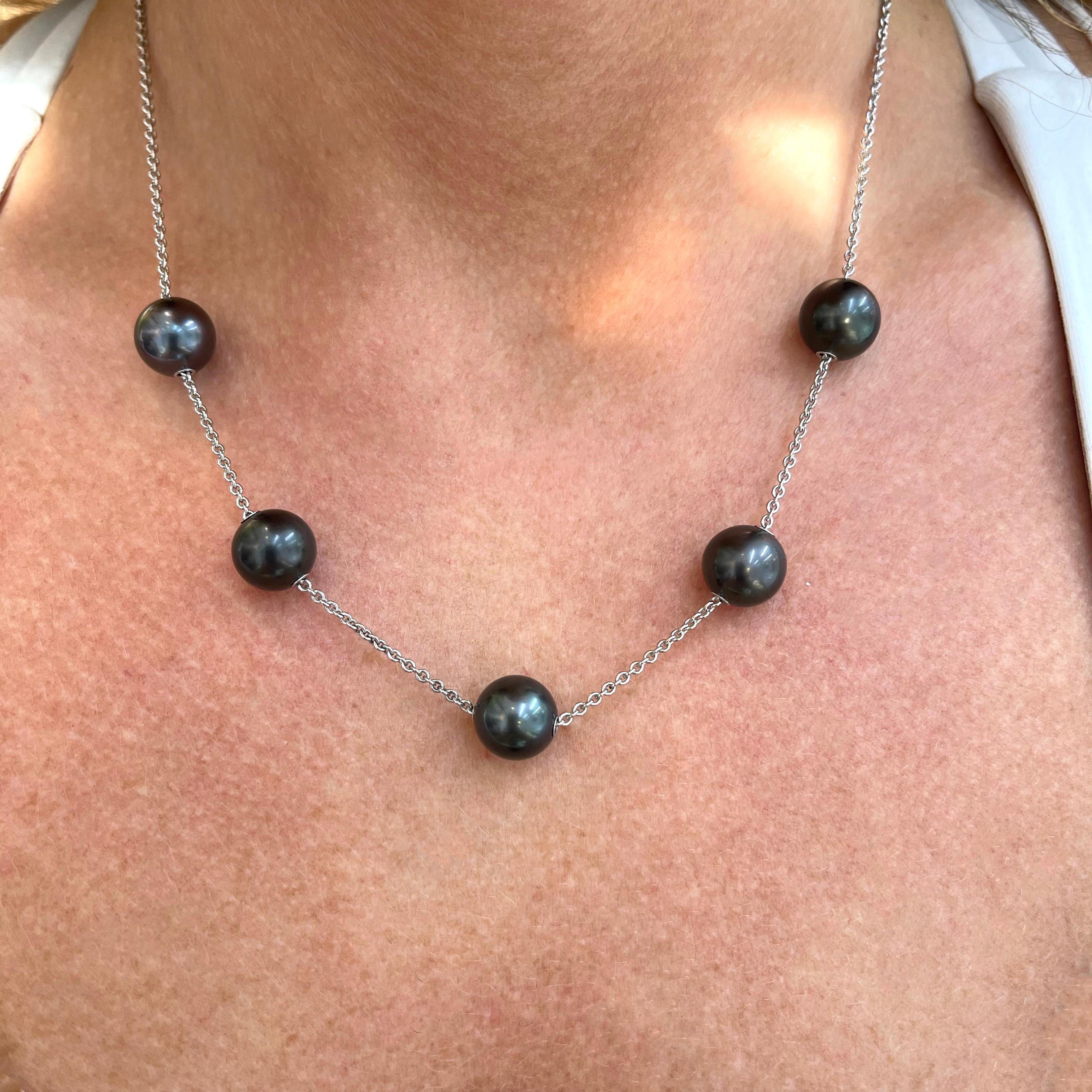 Mikimoto Halskette, 18 Karat Weißgold Perlen in Bewegung Schwarze Südseeperle Diamant im Angebot 3