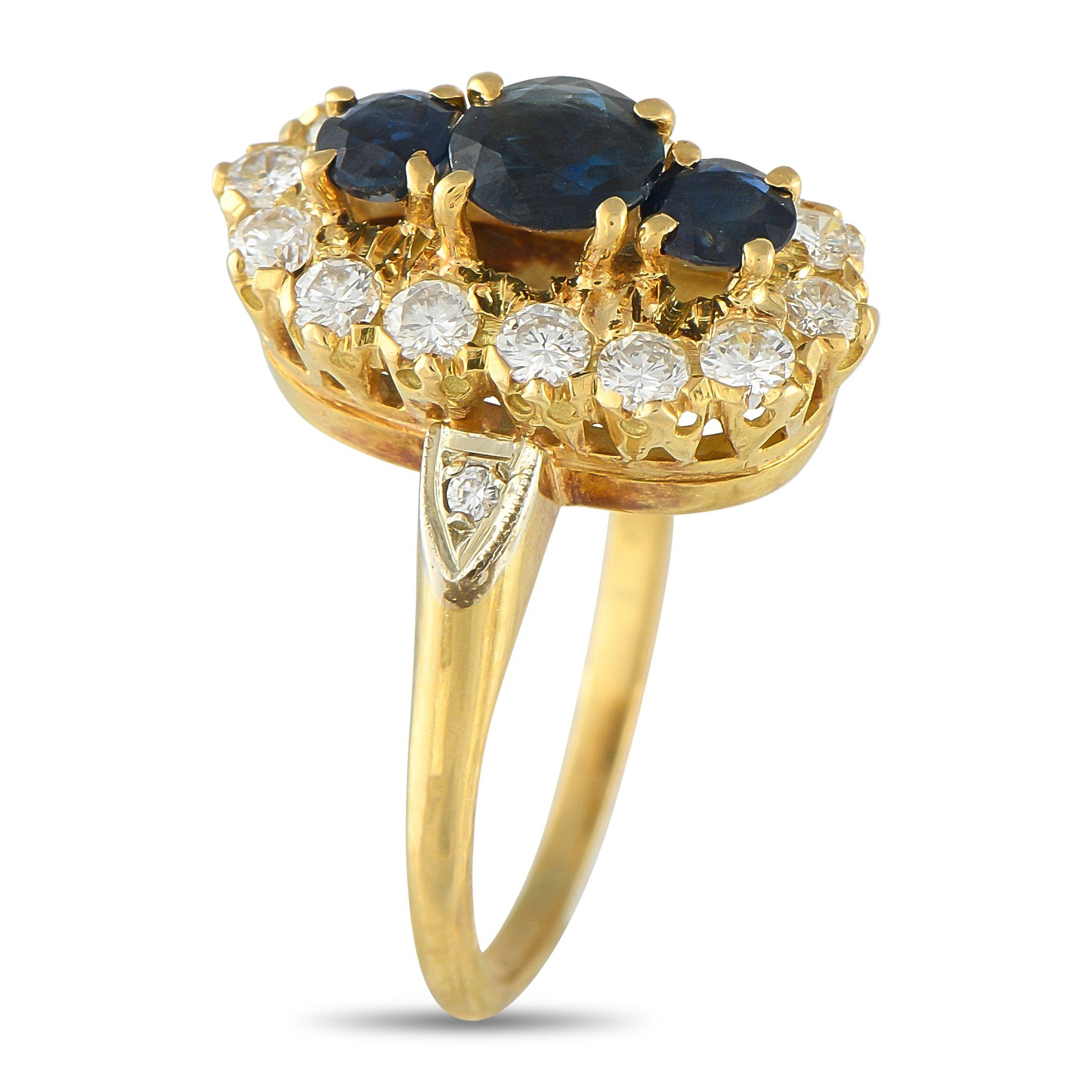 Un design unique rend cette bague Mikimoto instantanément captivante. Au centre de la monture en or jaune 18 carats, un trio de saphirs d'un poids total de 1,0 carat apporte une élégante touche de couleur. Un étincelant éventail de diamants d'un