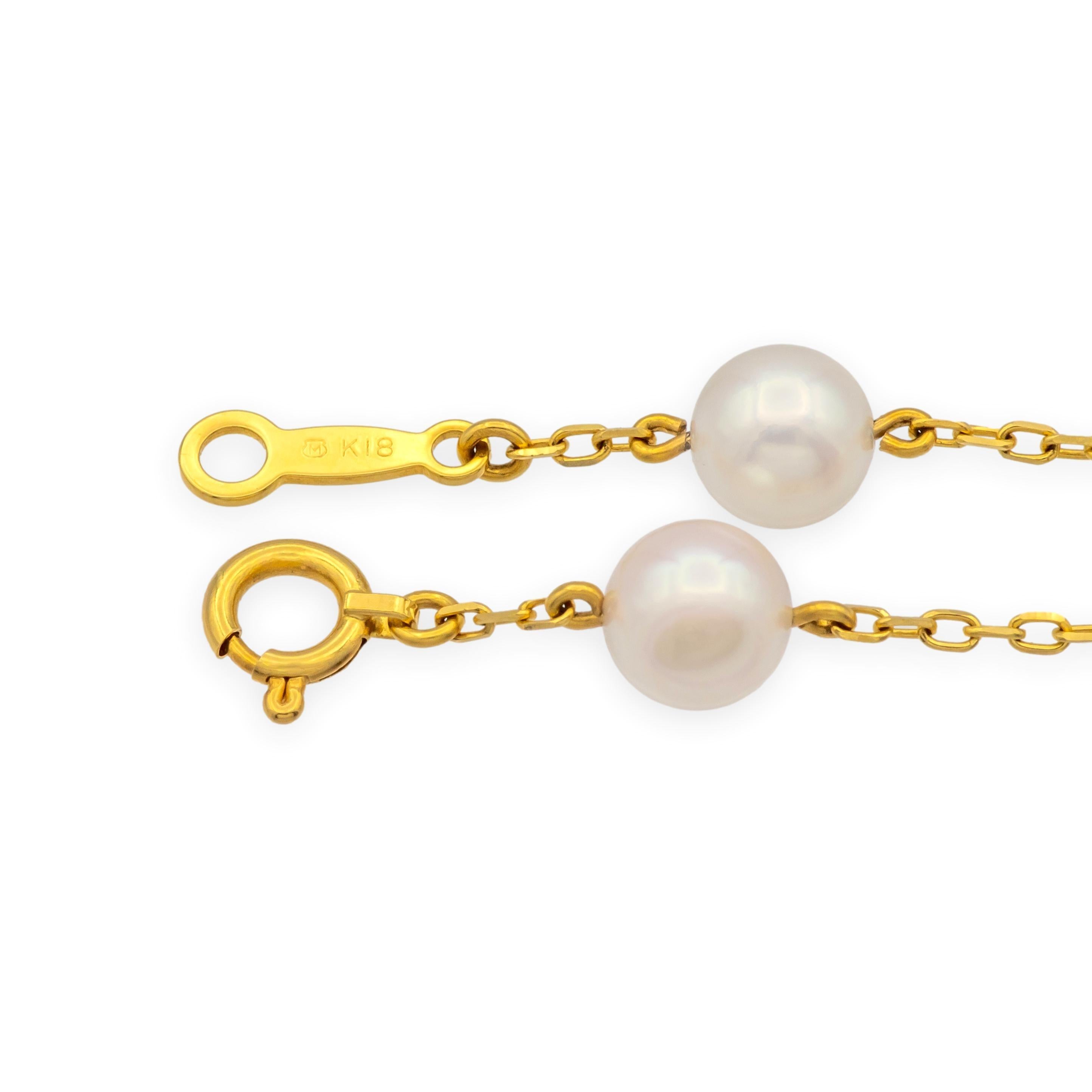 Questo elegante braccialetto di Mikimoto presenta otto perle Akoya coltivate, ognuna delle quali misura circa 5,5 mm, distanziate uniformemente lungo una delicata catena in oro giallo 18 carati. Conosciuta per l'impareggiabile qualità delle sue