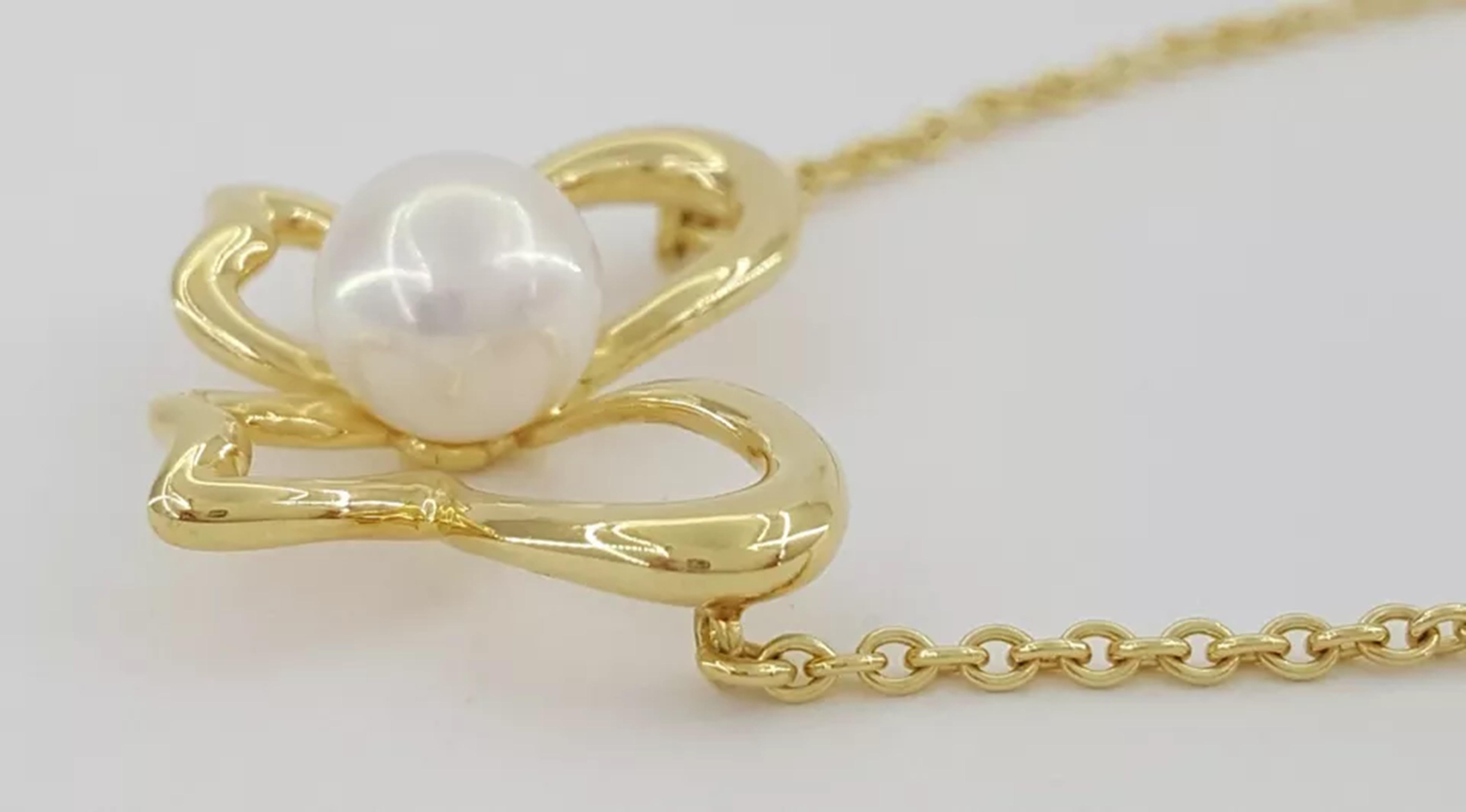 Mikimoto 18k Gelbgold Akoya Perle Schmetterling Halskette.

Diese Halskette bietet ein wunderschönes Schmetterlingsdesign mit einer ~7mm Akoya-Zuchtperle, gefasst in 18k Gelbgold. Das Stück wiegt 6,9 Gramm und misst 18