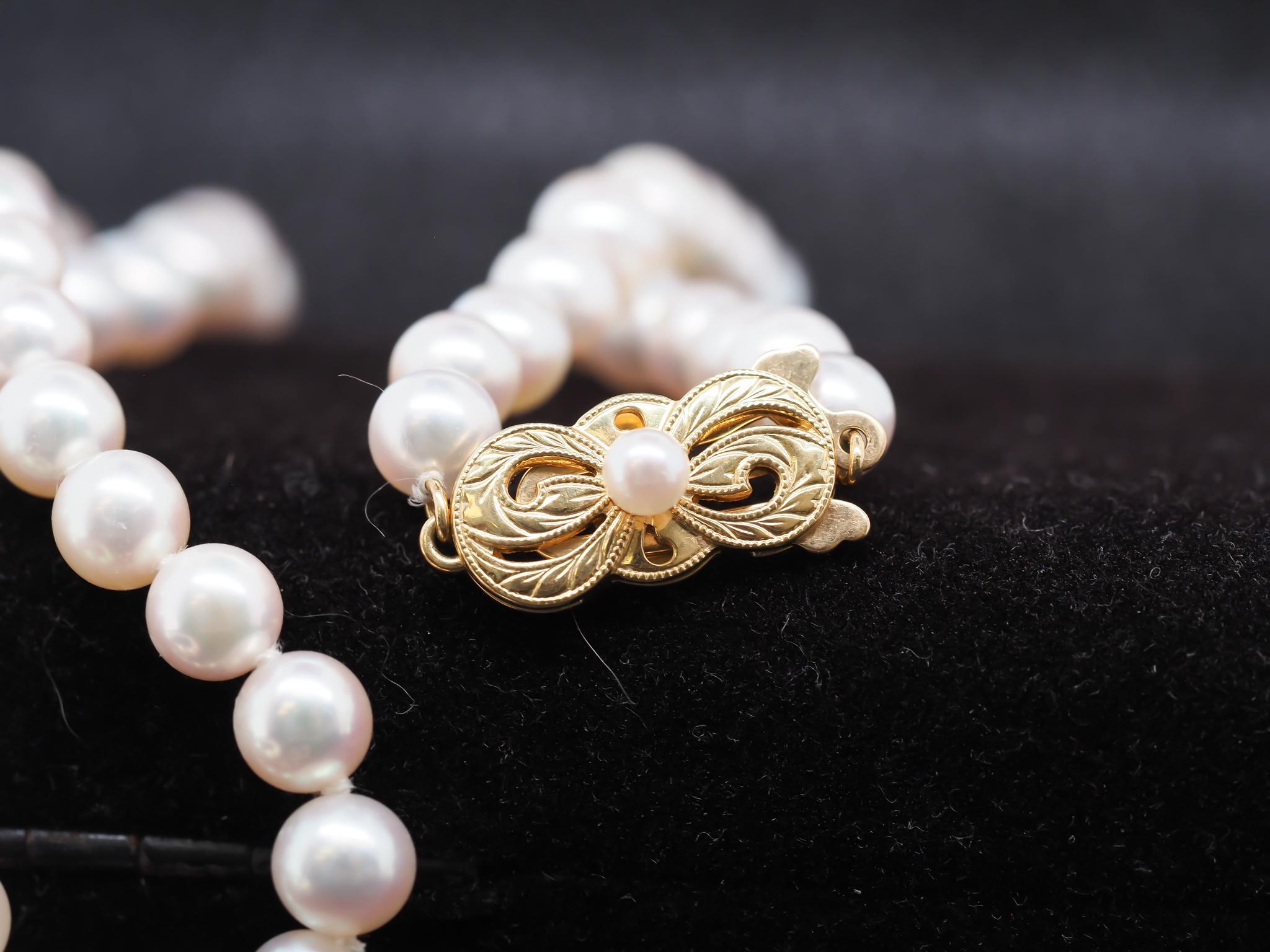 Mikimoto Collier en or jaune 18 carats et perles avec étiquette en vente 1