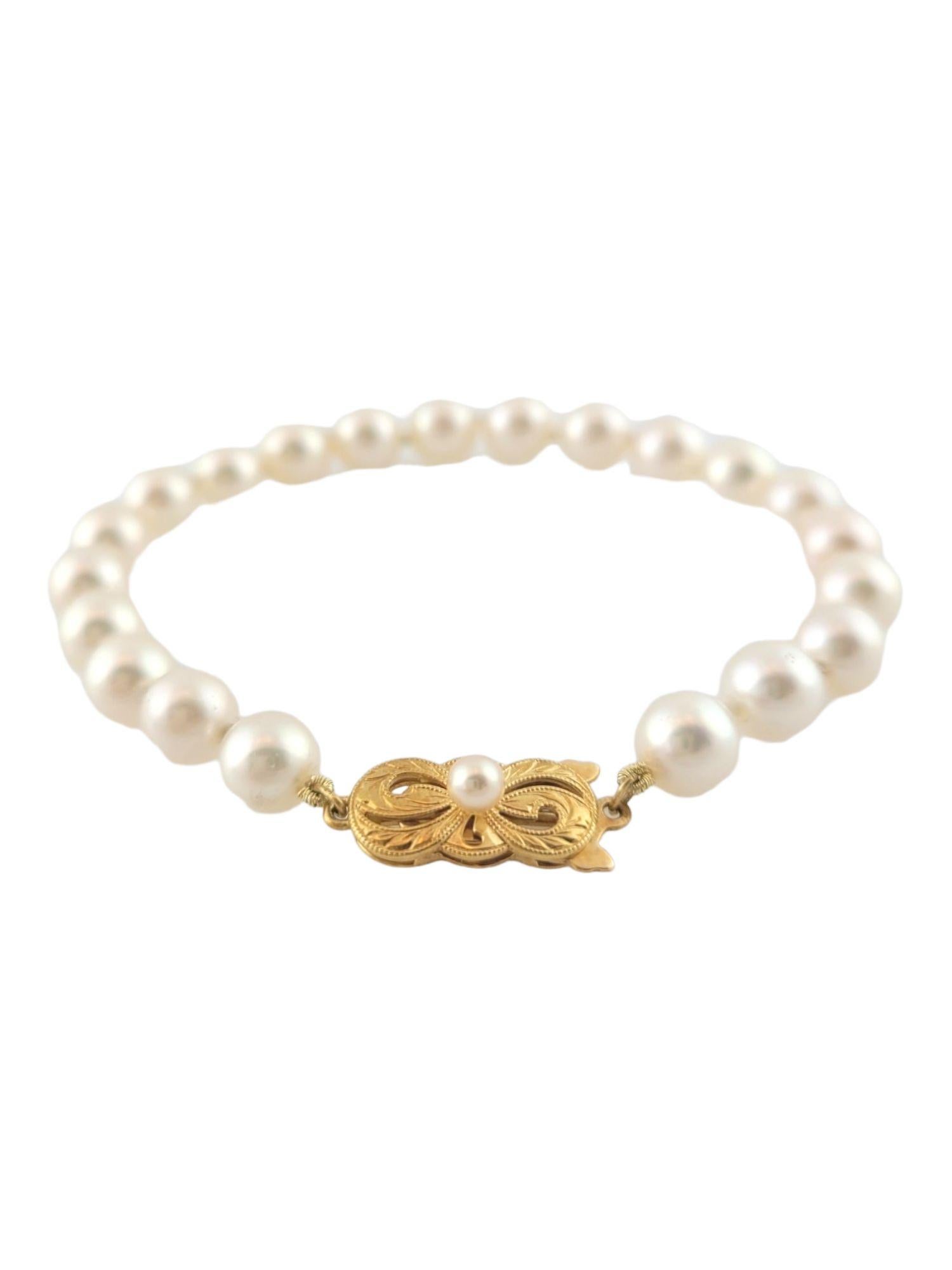 Mikimoto 18K Yellow Gold Cultured Pearl Bracelet

This gorgeous Mikimoto bracelet features 22 gorgeous cultured pearls as well as a beautiful clasp crafted from 18K yellow gold for a stunning finish!

21 7-7.5mm cultured pearls

1 3.7mm accent