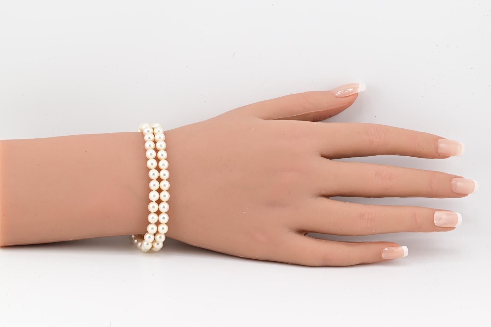 Elegante y atemporal, esta auténtica pulsera de perlas Mikimoto de oro amarillo de 18 quilates presenta un clásico collar de hermosas perlas Akoya, cada una de las cuales mide aproximadamente 5,5 mm de diámetro. La pulsera mide unos 20 cm de