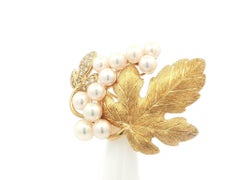 Broche à double feuille en or jaune Mikimoto 18k, perles et diamants, très détaillée