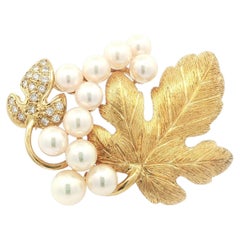 Broche à double feuille en or jaune Mikimoto 18k, perles et diamants, très détaillée