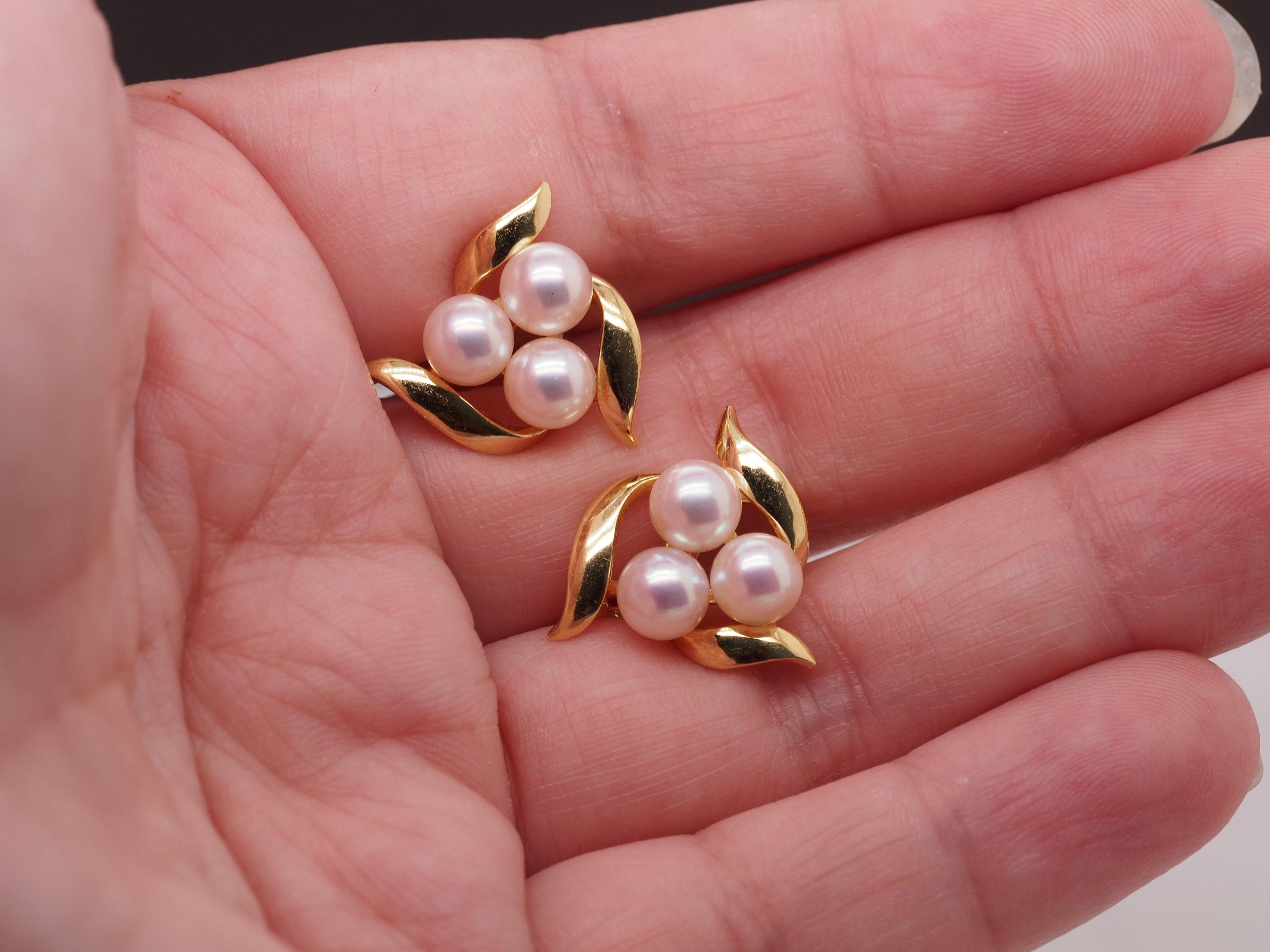 18 Karat Gelbgold Perlen-Blumen-Ohrringe von Mikimoto Damen im Angebot