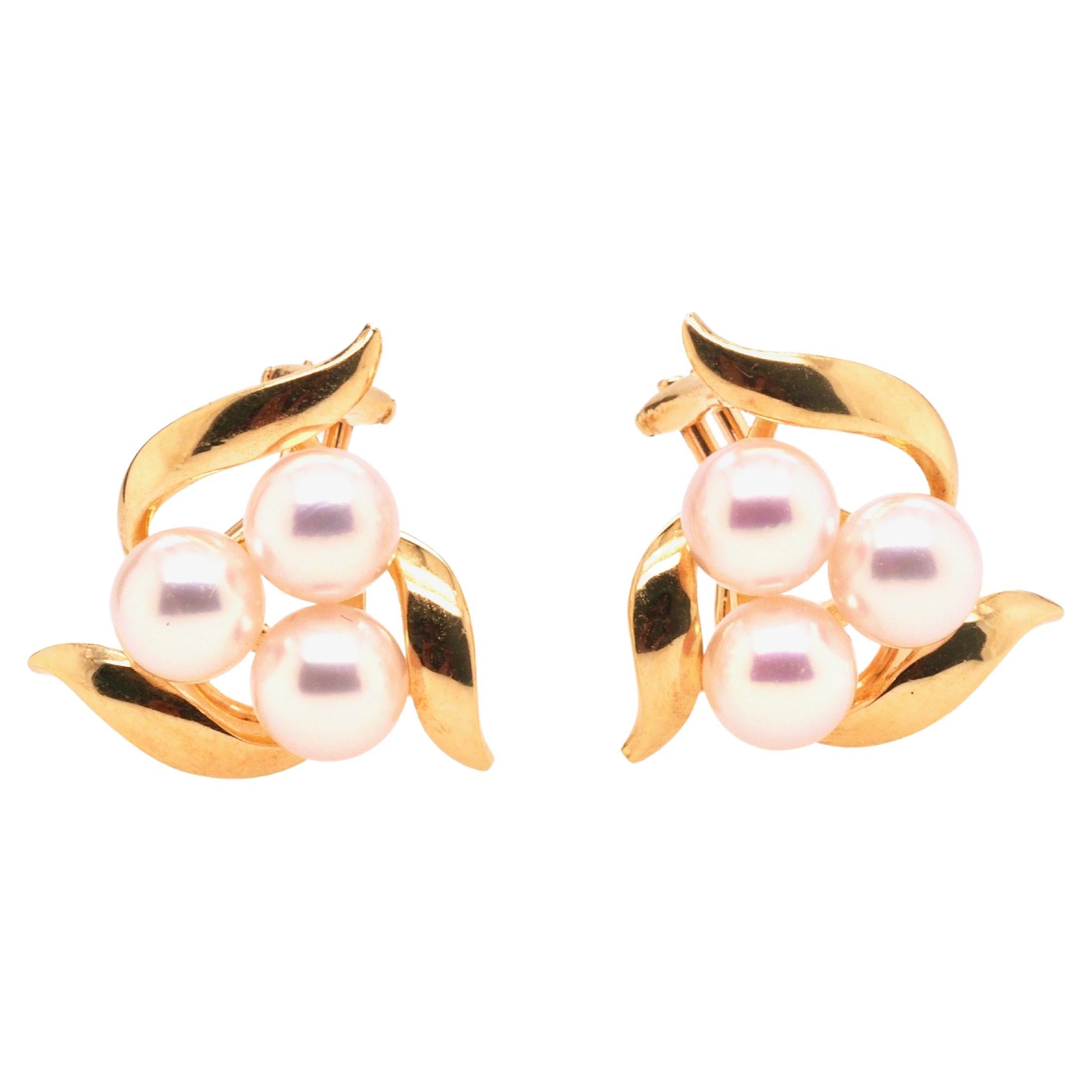 18 Karat Gelbgold Perlen-Blumen-Ohrringe von Mikimoto im Angebot