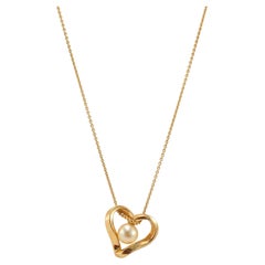 Mikimoto Collar de Oro Amarillo de 18 K con Colgante de Perlas y Motivo de Corazón