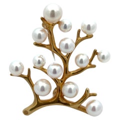 Broche Mikimoto de oro amarillo de 18 quilates con perla y rama de árbol Broche Mikimoto de oro amarillo de 18 quilates con perla y rama de árbol