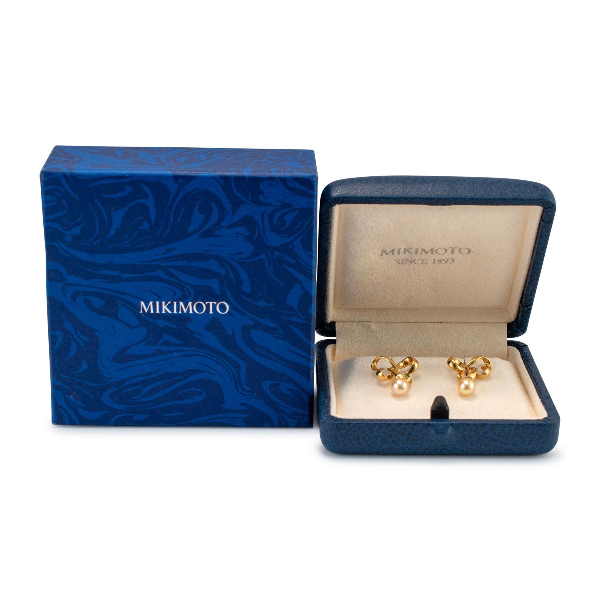 Pendientes colgantes de perlas Mikimoto de oro amarillo de 18 quilates en venta 2