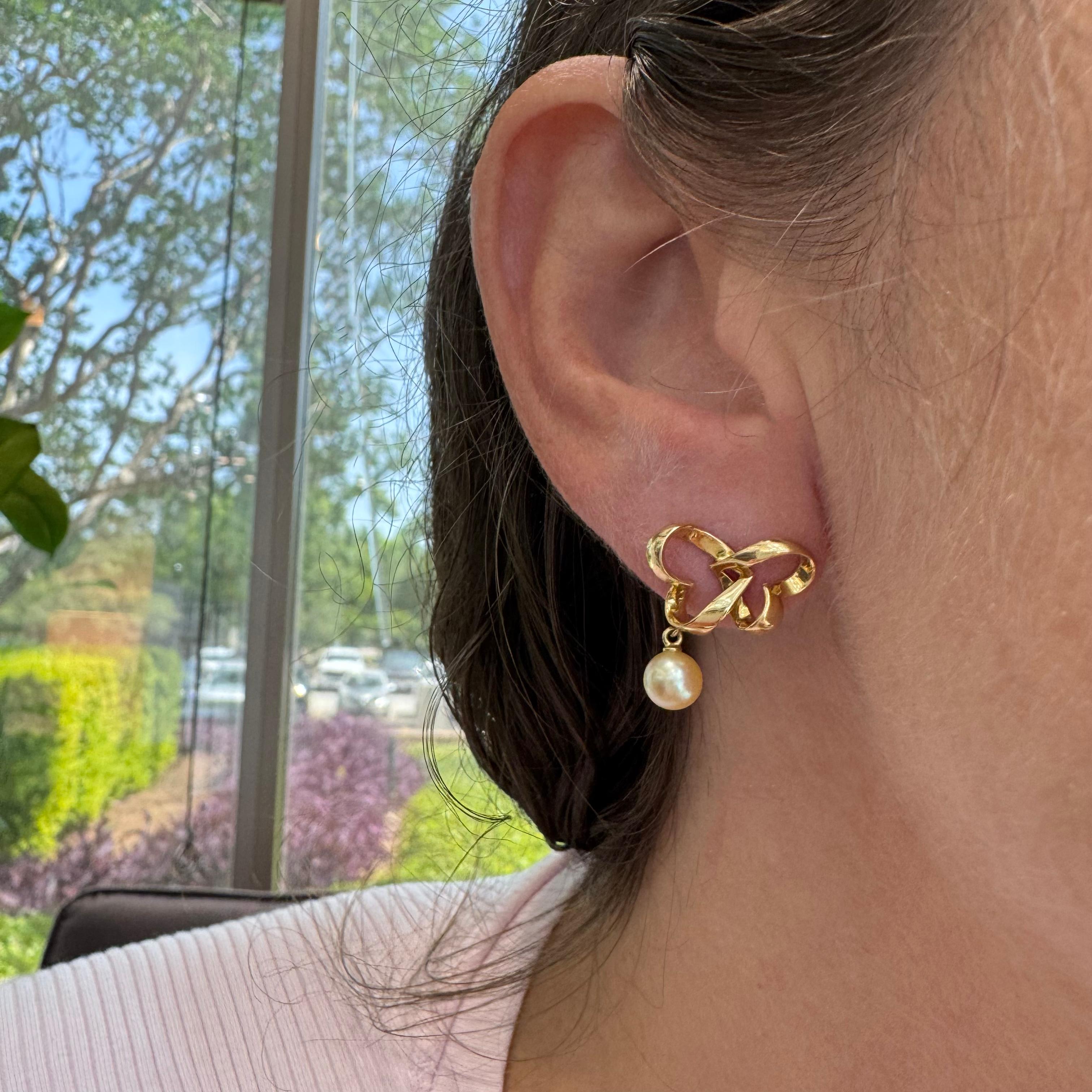 Pendientes colgantes de perlas Mikimoto de oro amarillo de 18 quilates en venta 3