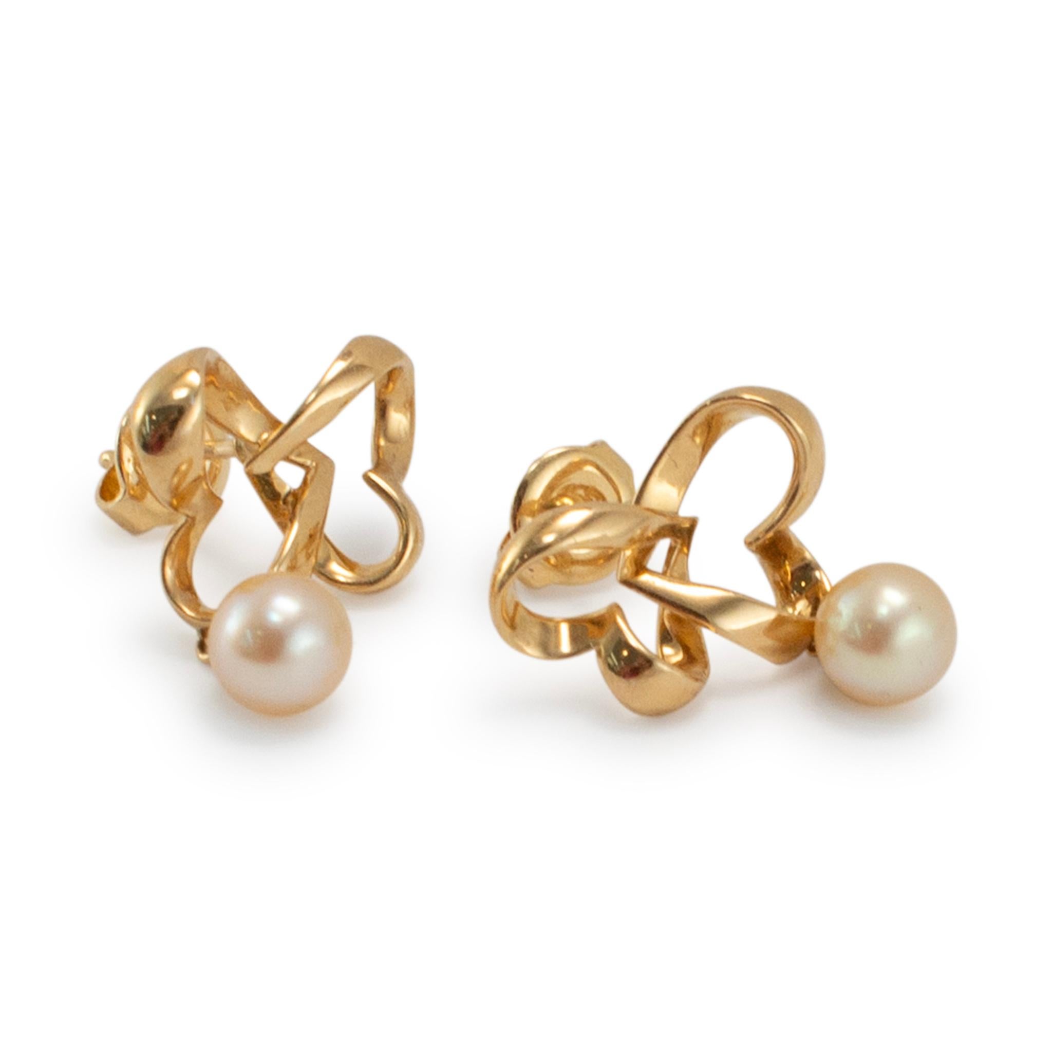 Pendientes colgantes de perlas Mikimoto de oro amarillo de 18 quilates Corte redondo en venta