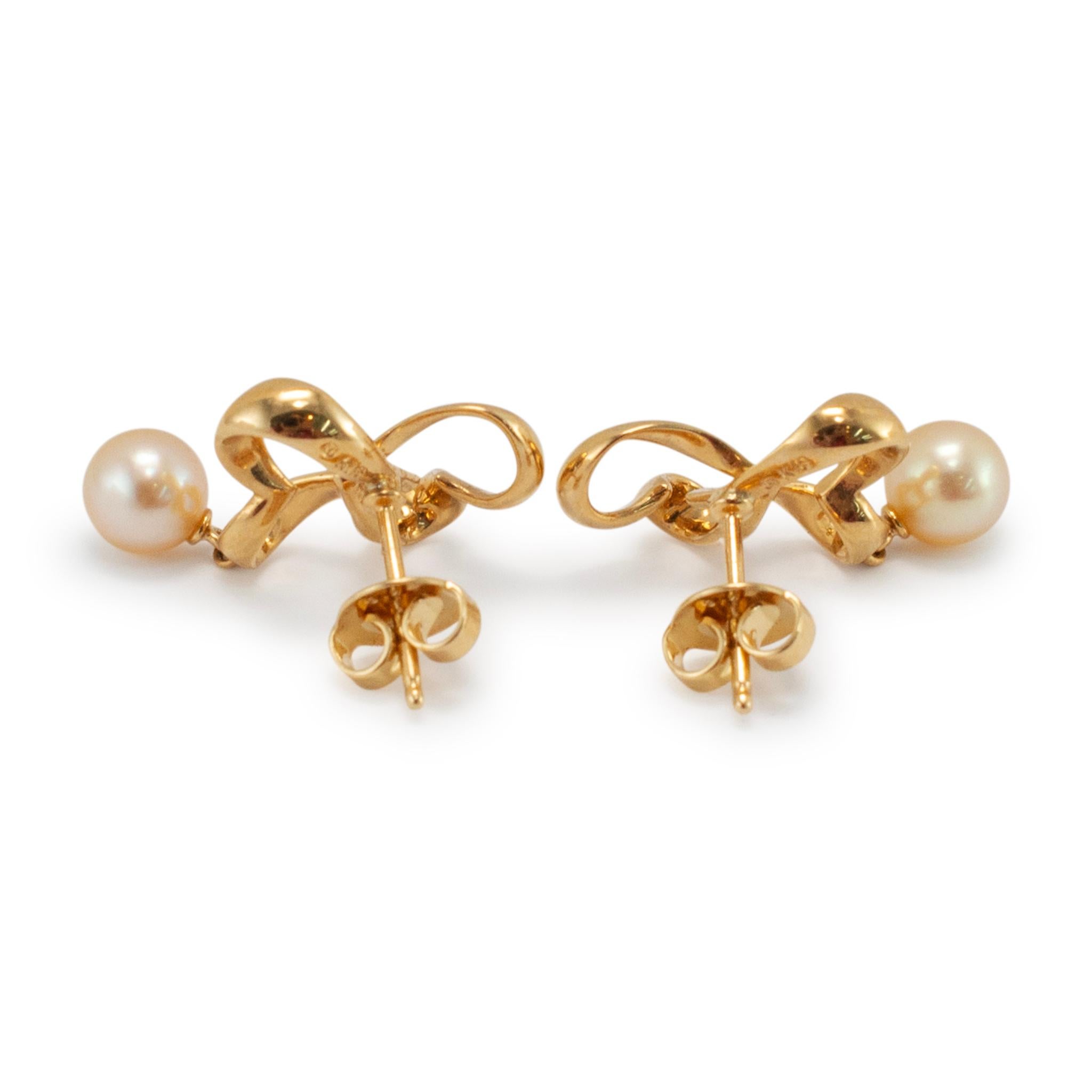 Pendientes colgantes de perlas Mikimoto de oro amarillo de 18 quilates en Excelente estado para la venta en Houston, TX