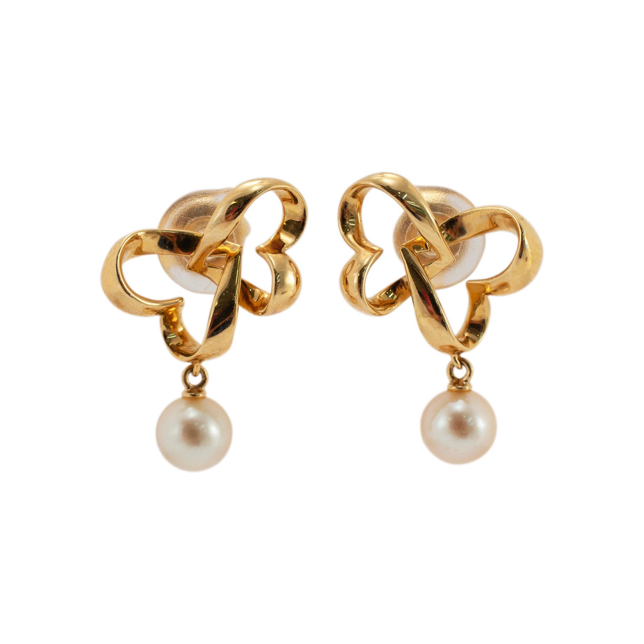Pendientes colgantes de perlas Mikimoto de oro amarillo de 18 quilates en venta