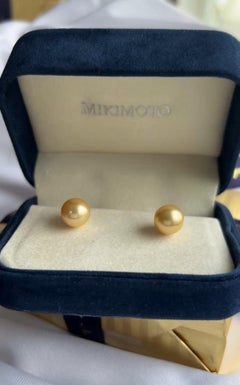 Pendientes contemporáneos de Mikimoto con perlas del Mar del Sur y oro amarillo de 18k