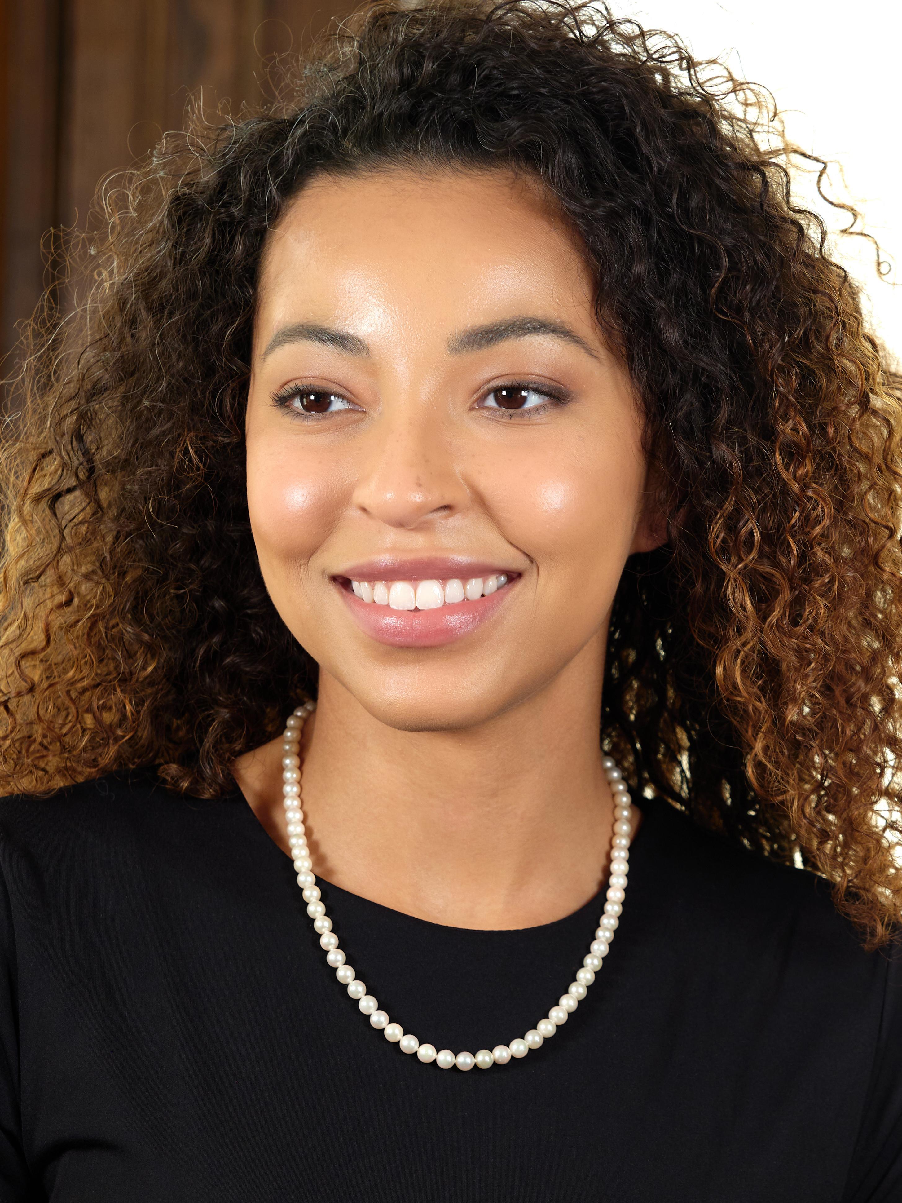 Diseñado como un collar de perlas Akoya cultivadas de 6,0 a 6,5 mm de tamaño
Color del cuerpo blanco con fuerte iridiscencia - anudado en cordón de seda
Se completa con un decoroso cierre de oro con una perla adicional
Bien emparejados y con una